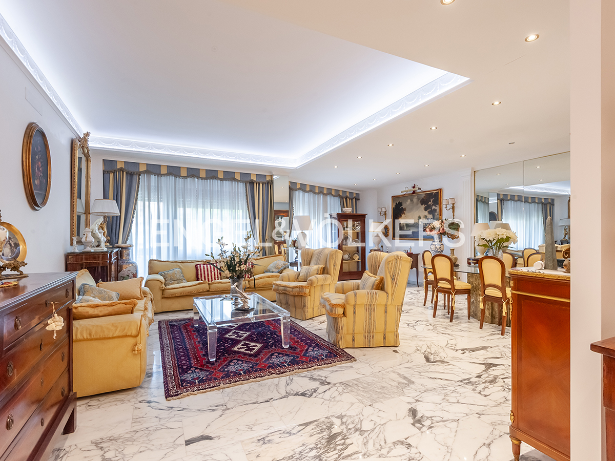 Bright top-floor apartment with balconies and garage
