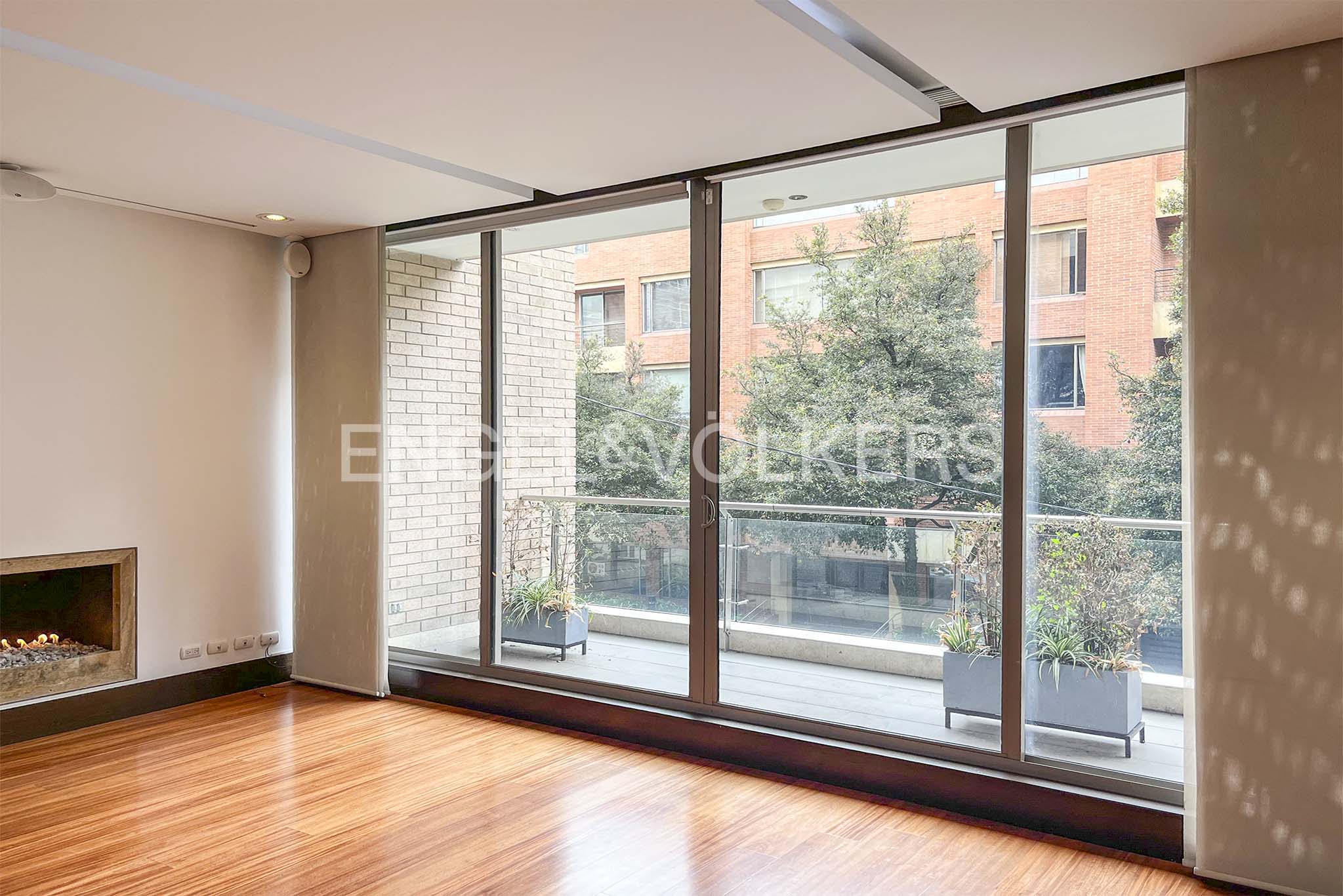 Iluminado apartamento con balcones para arriendo en La Cabrera
