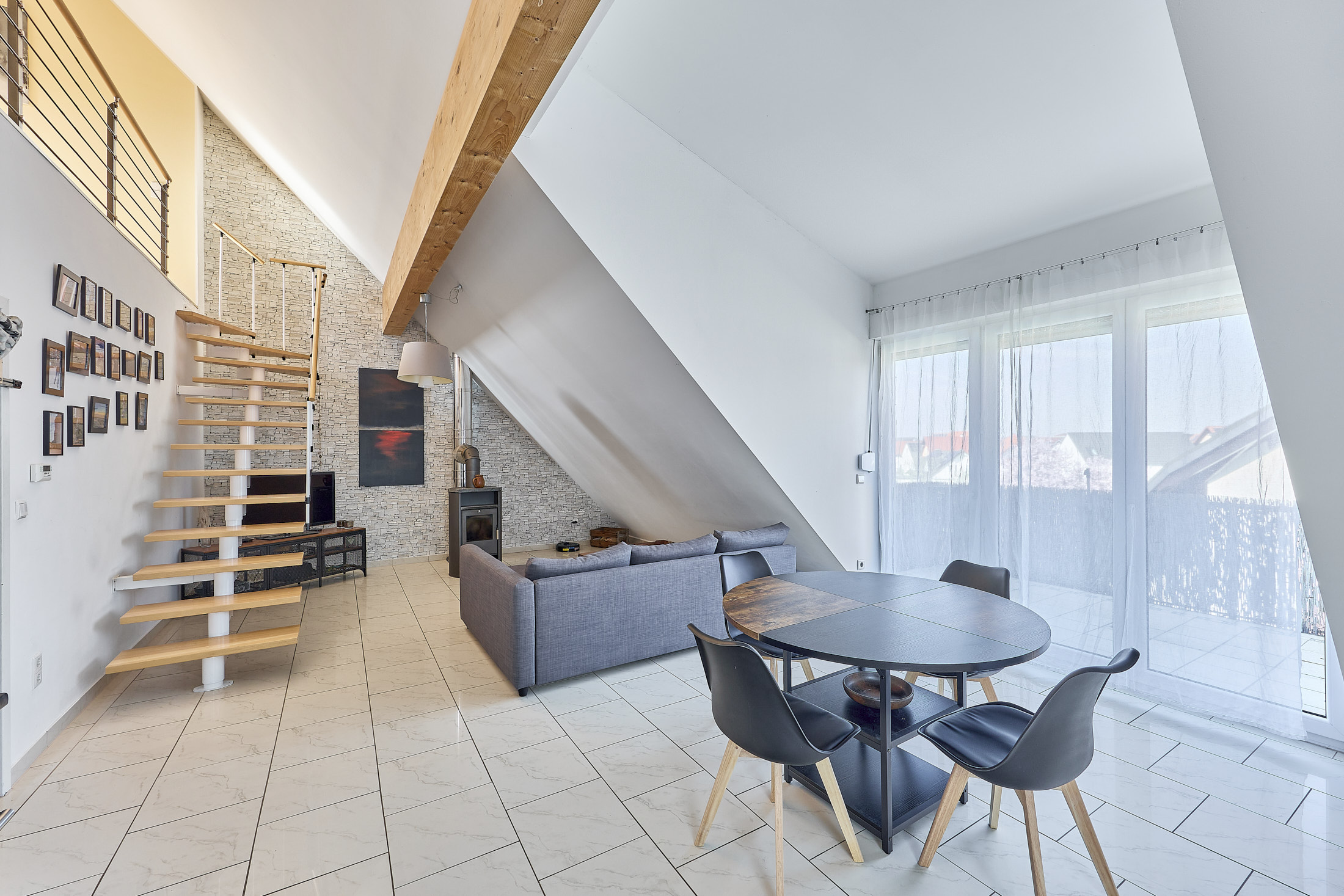 Maisonette-Traum mit Kamin und Galerie – Offenes Wohnen mit elegantem Flair!