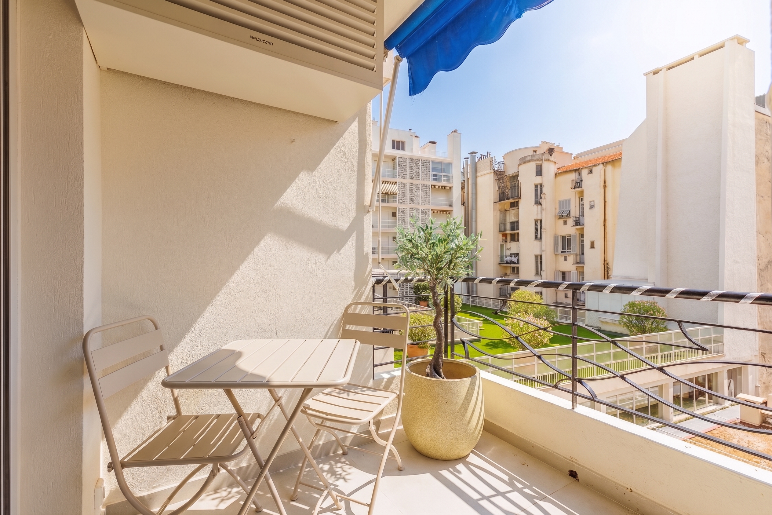 Appartement T1/2 mit Balkon in absoluter Ruhe - Nizza/ Carré d’Or