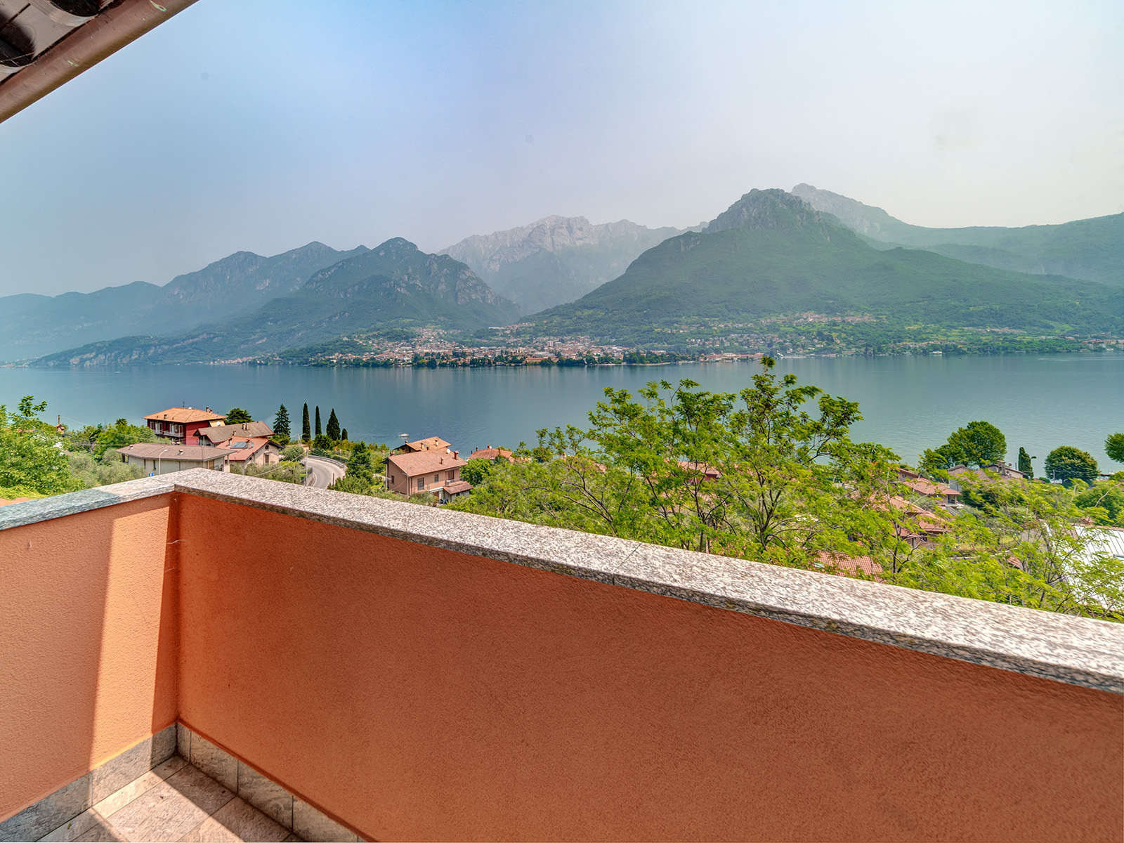 Villa mit einer ausgezeichneten Ausstattung und schönem Blick auf den See und das Umfeld