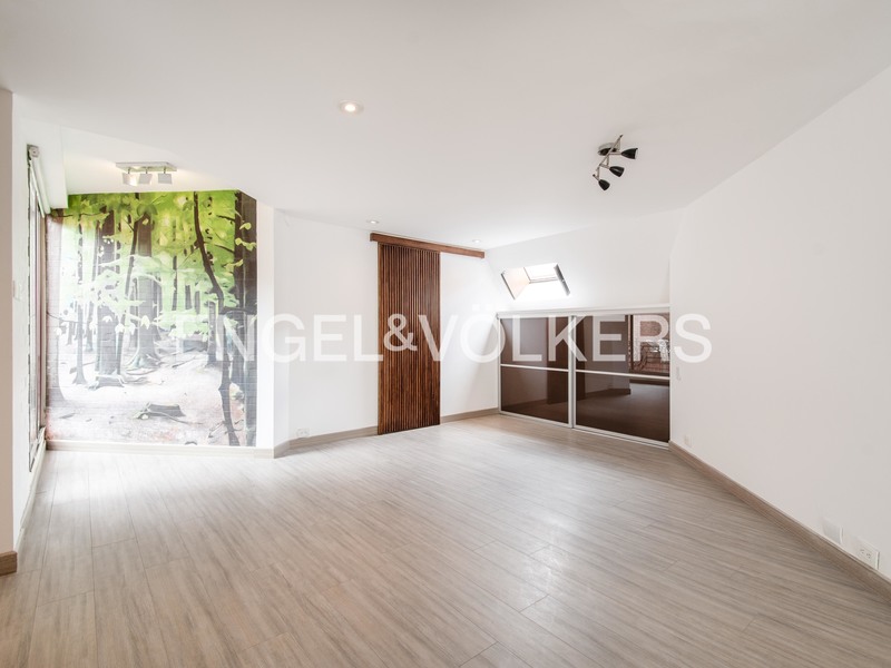 Iluminado apartamento con terraza para venta en Chicó Reservado