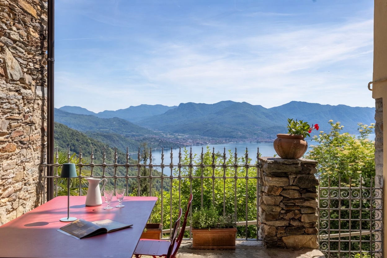 Casa Bella Vista: historic stone home with lake view