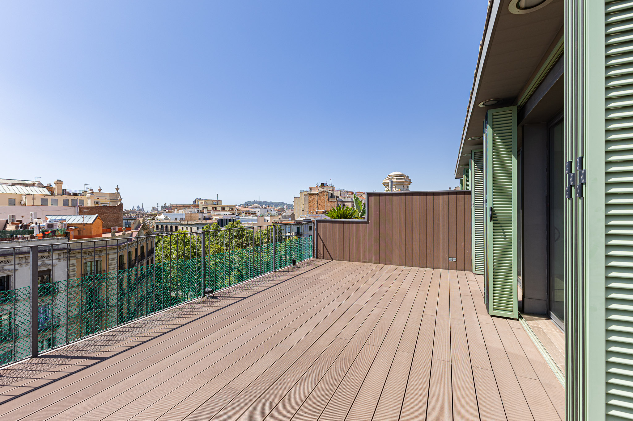 Un refugio privado sobre el Eixample. Luz, historia y una terraza para vivir Barcelona.