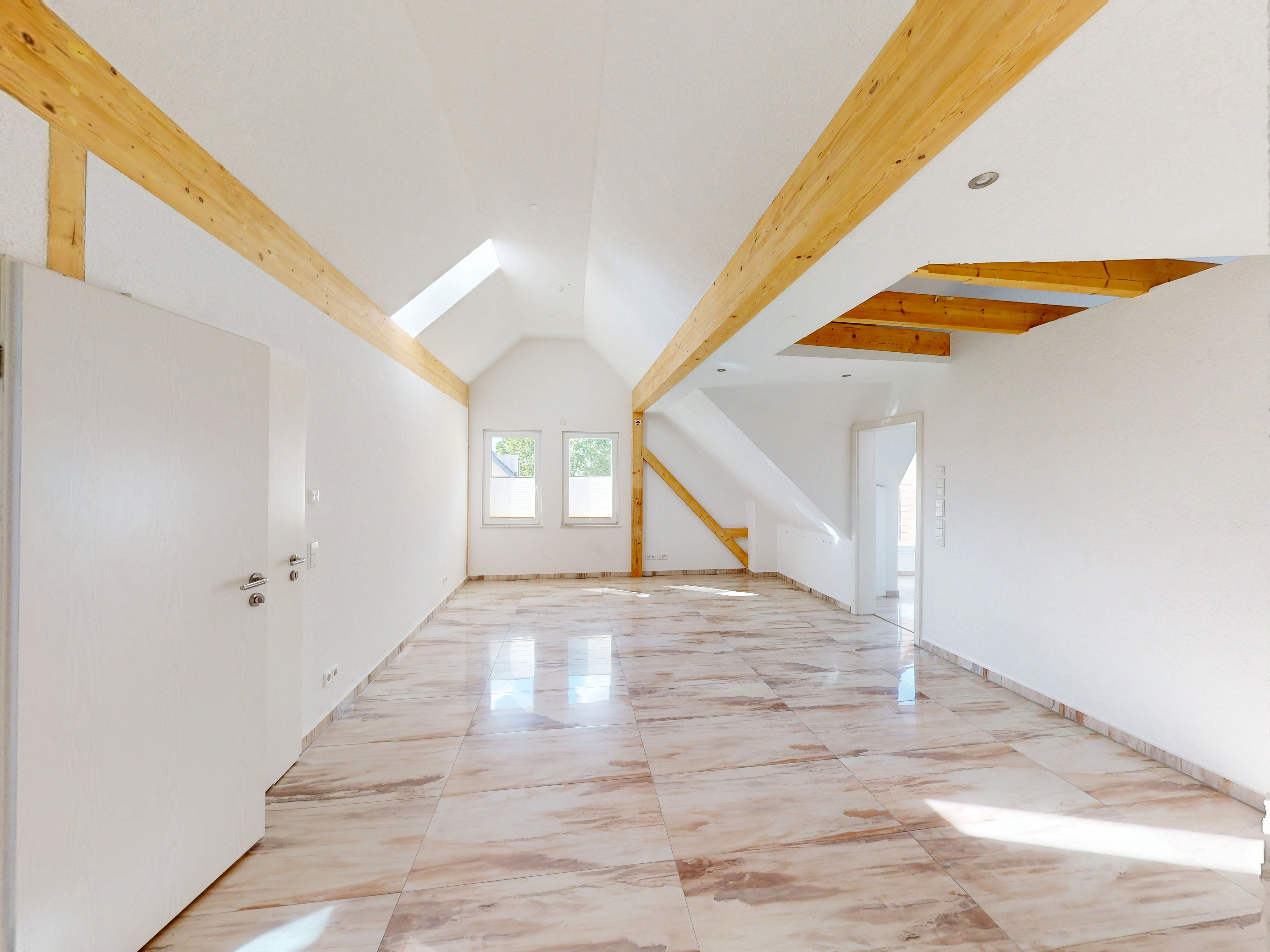Exklusive 4-Zimmer-Dachgeschosswohnung mit Aufzug und Balkon in zentraler Altstadtlage