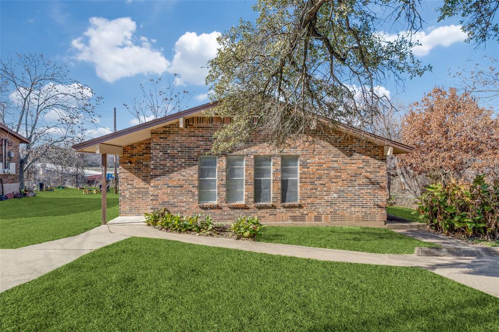 Fully Updated Living Near Highway 199 and Shopping