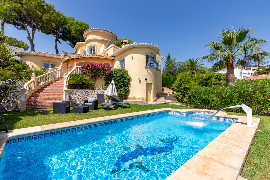 Traditional Villa in a Quiet Residential Area
