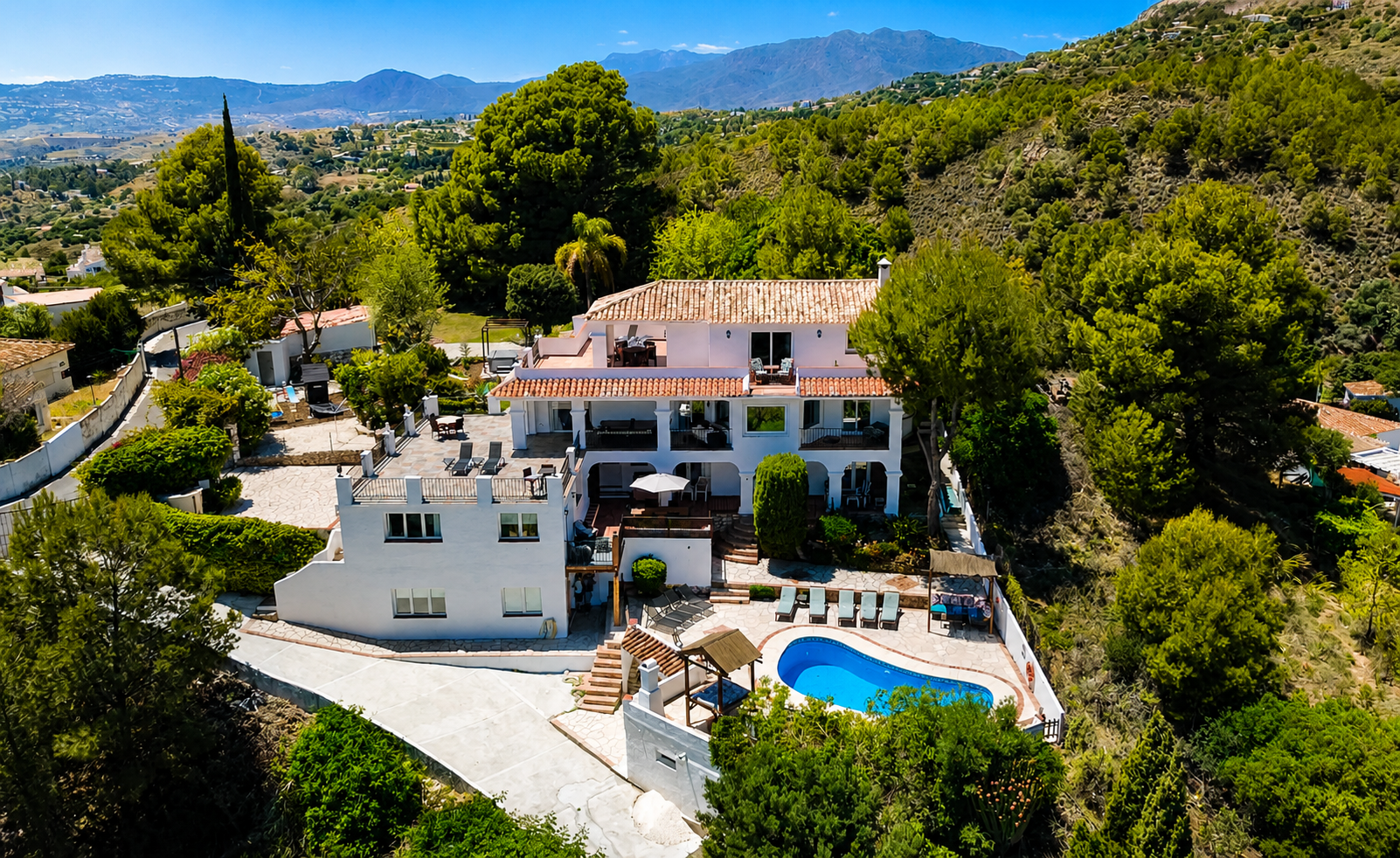 Exclusive villa with panoramic sea and mountain views, plus an independent apartment