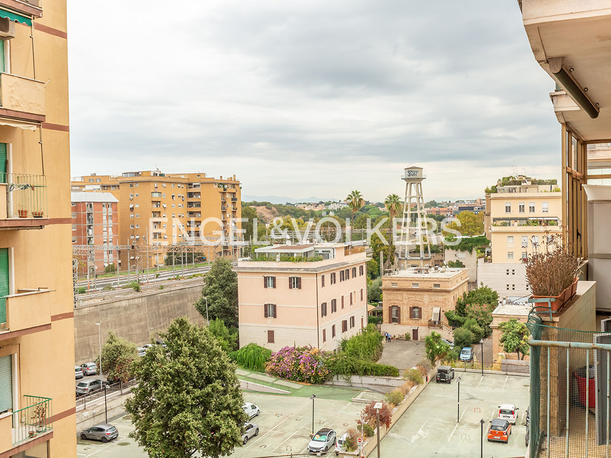 Spacious three-room apartment with balconies in Marconi area