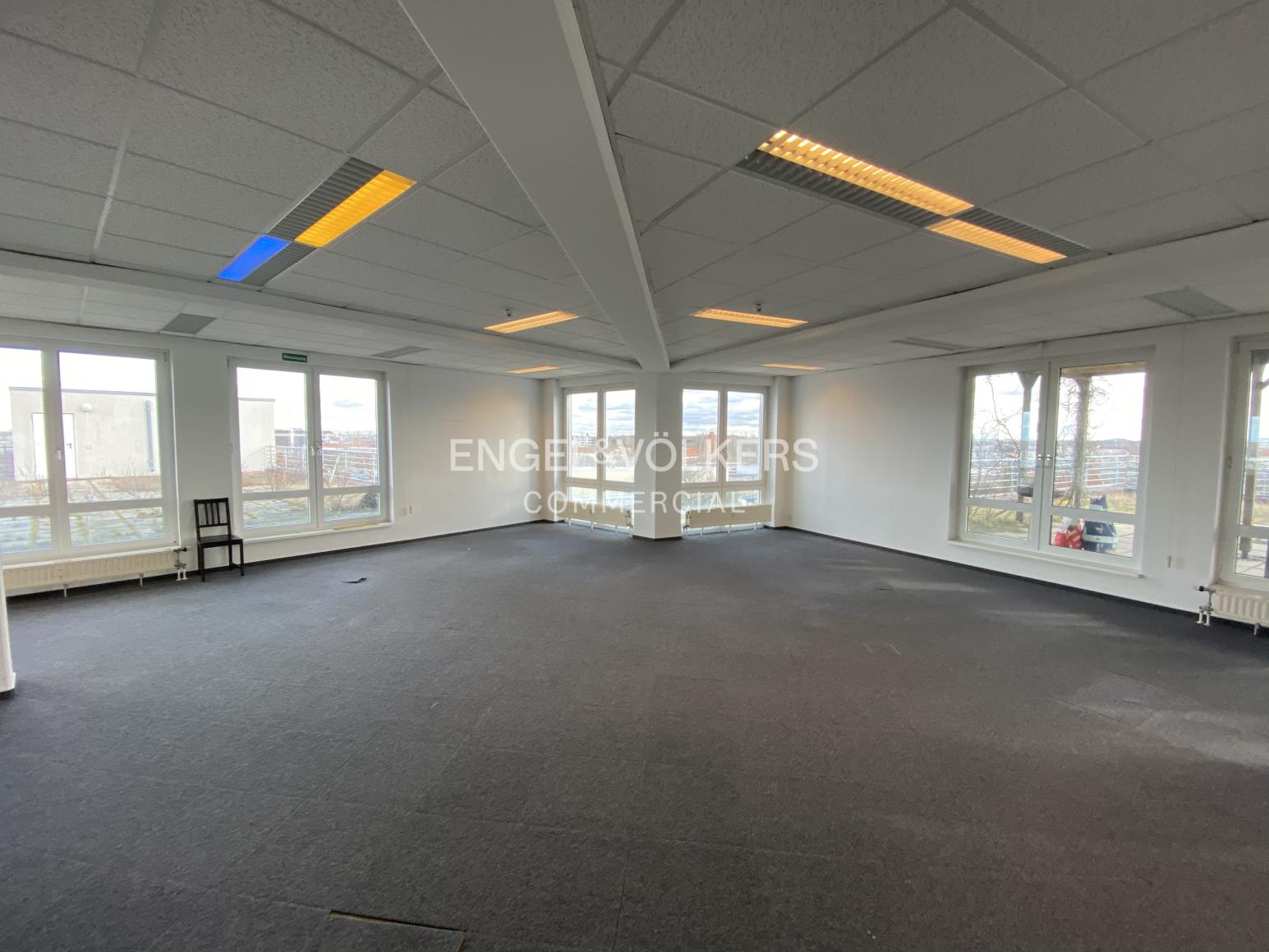 Helles Büro mit großzügiger Dachterrasse