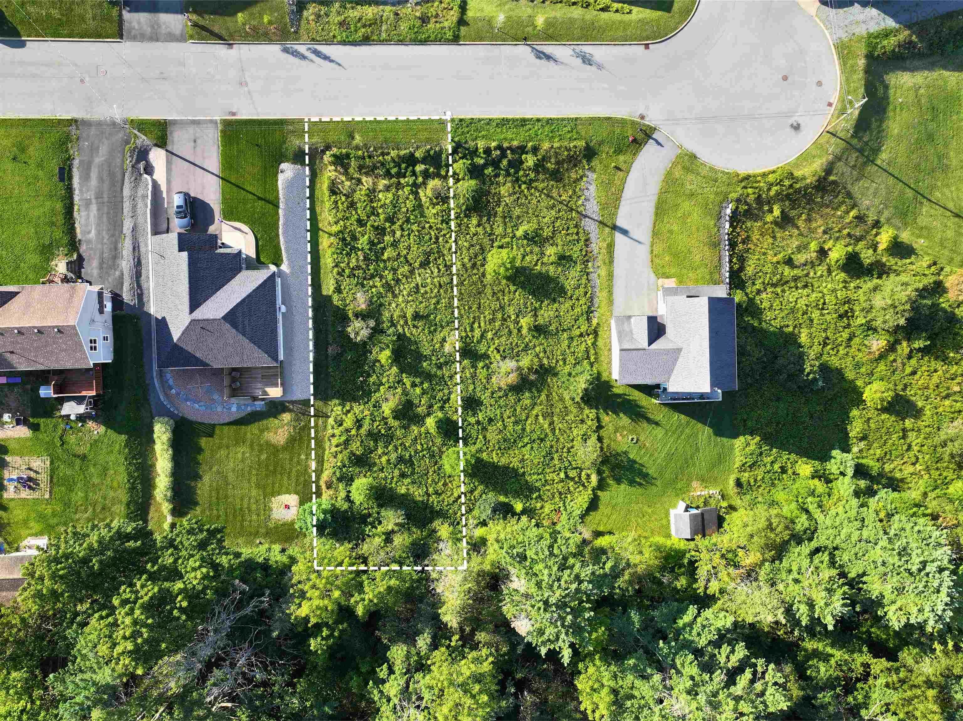 Neighborhood Quiet with Everyday Convenience