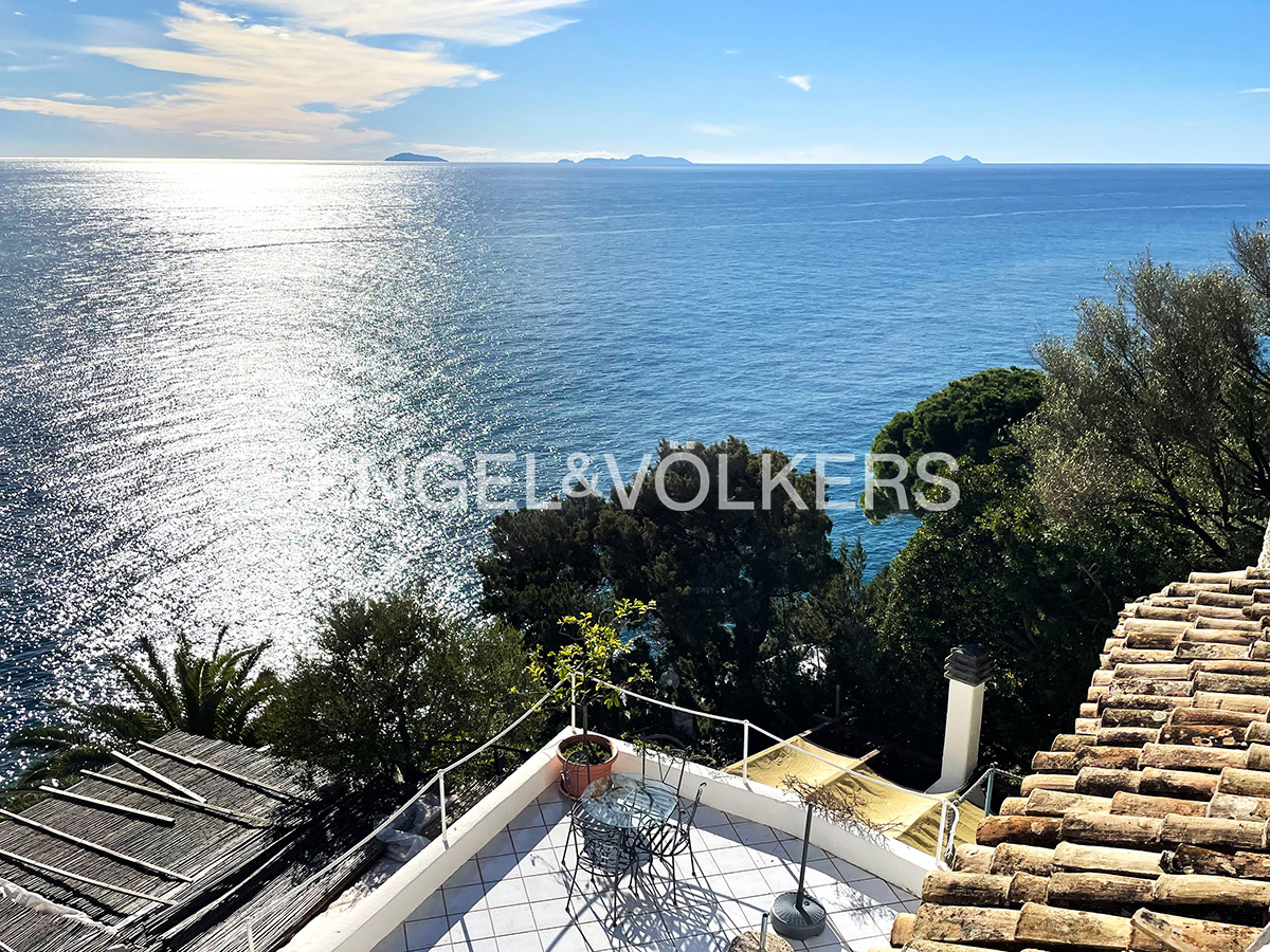 Villa panoramica sul mare con piscina e accesso diretto agli scogli del Circeo
