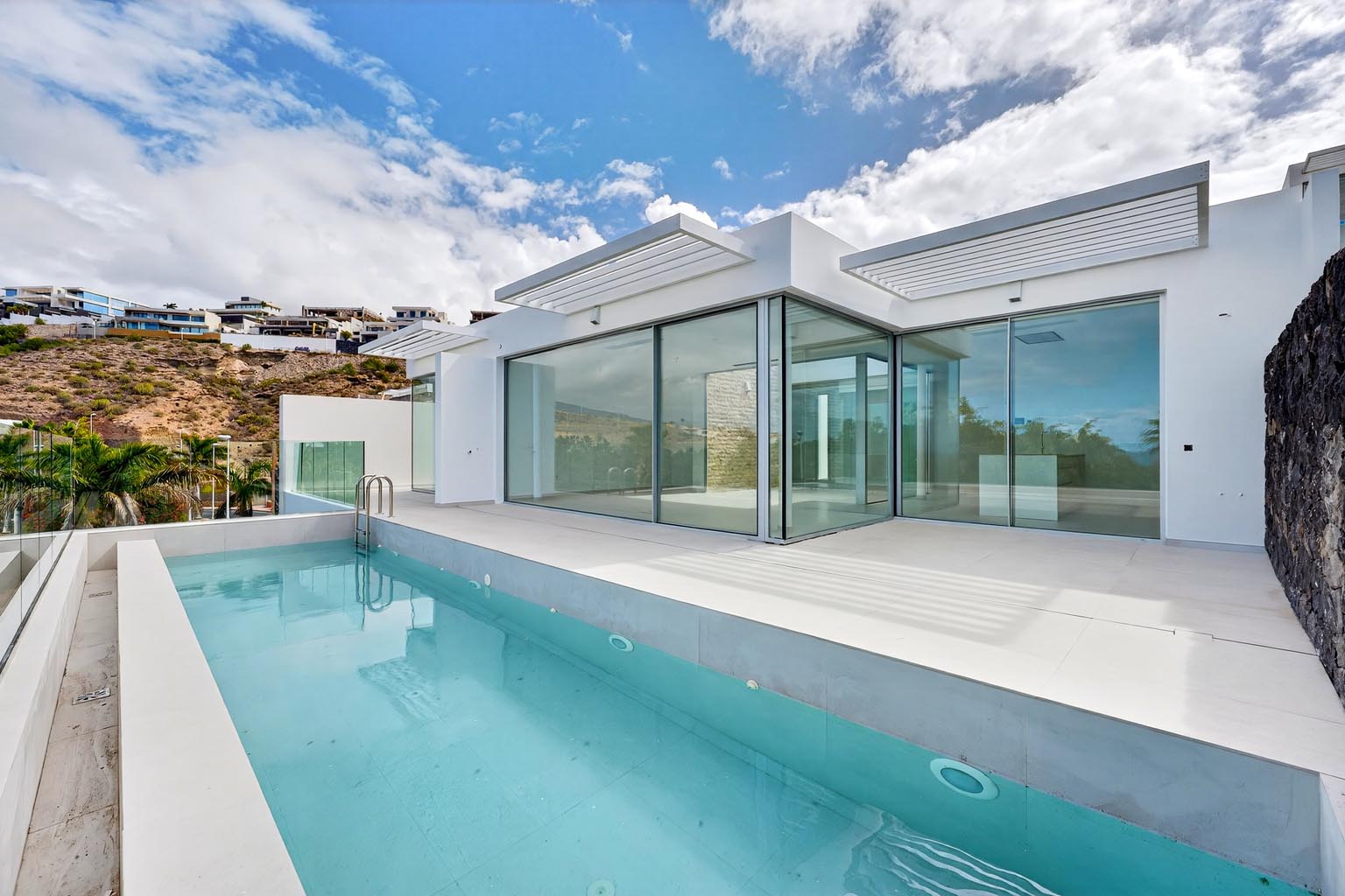 Traumhafte Neubauvilla mit Infinity-Pool und Blick auf La Gomera
