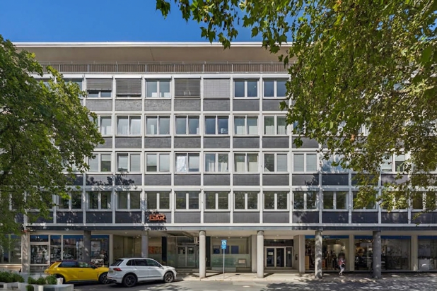 BÜROETAGE MIT PARKPLÄTZEN UND GUTER ÖPNV - ANBINDUNG