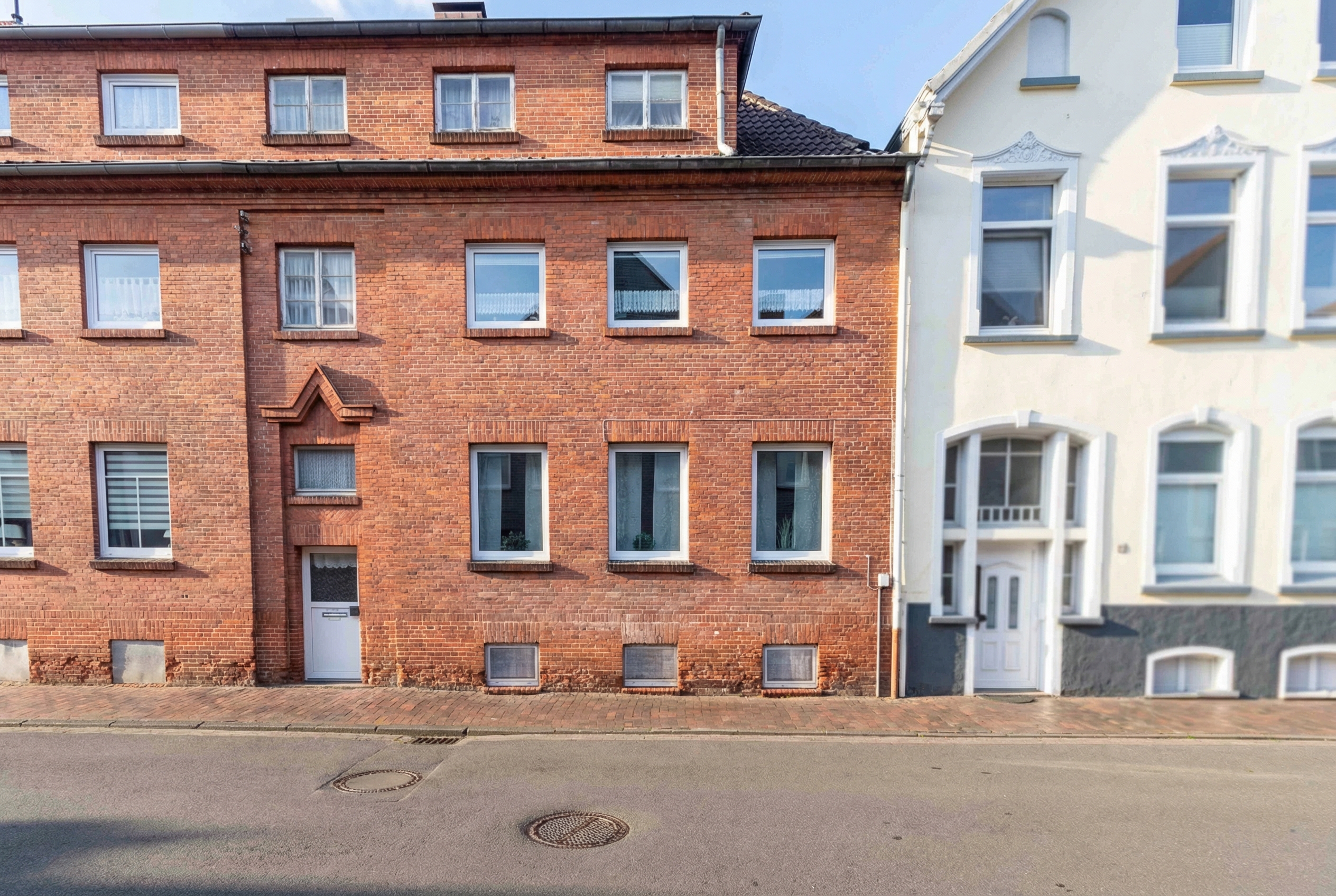 Vollvermietetes Zweifamilienhaus mit Garten und Ausbaupotenzial! [AI-modified]