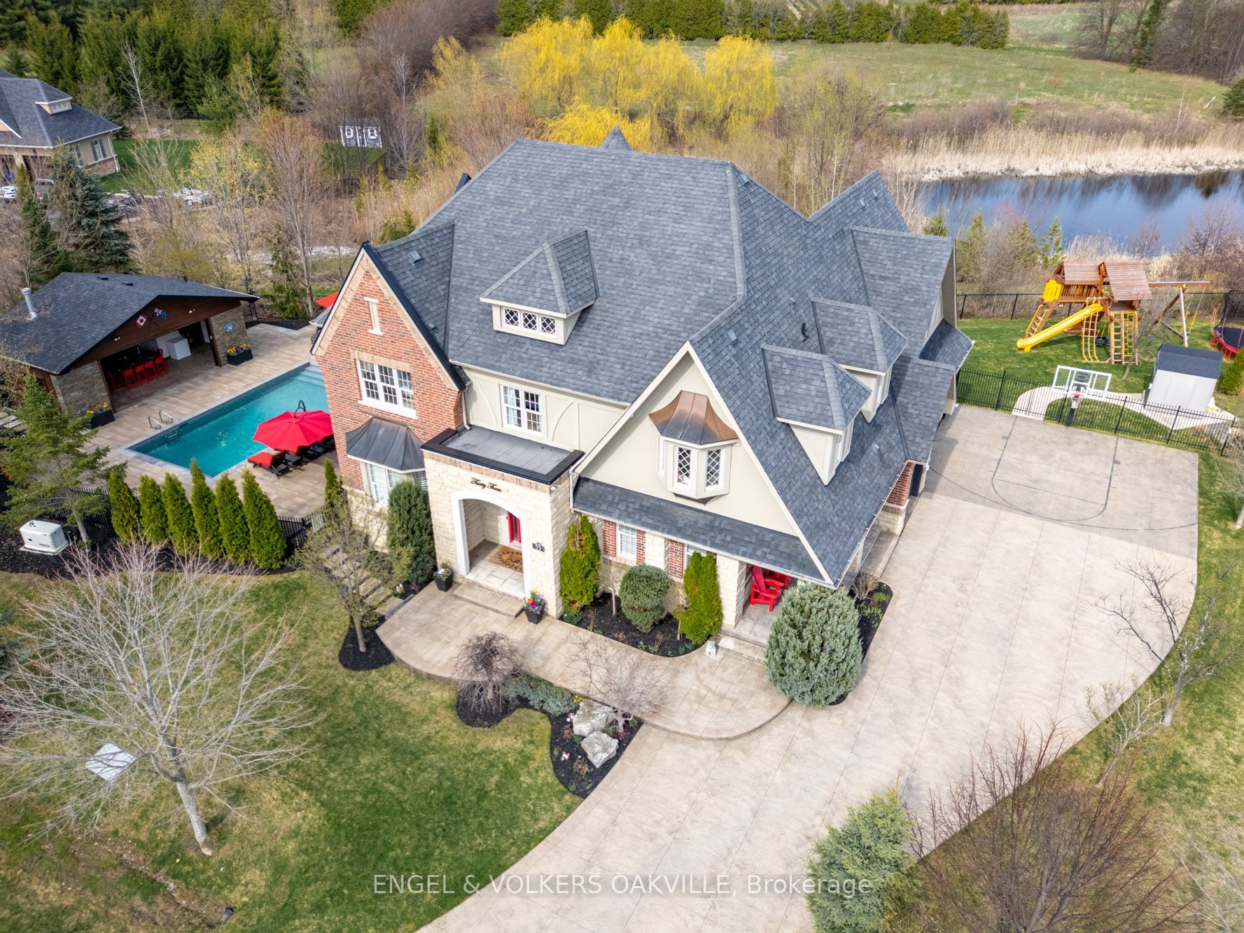 Luxury Estate with Pool and 5500 Sq Ft in Glen Williams