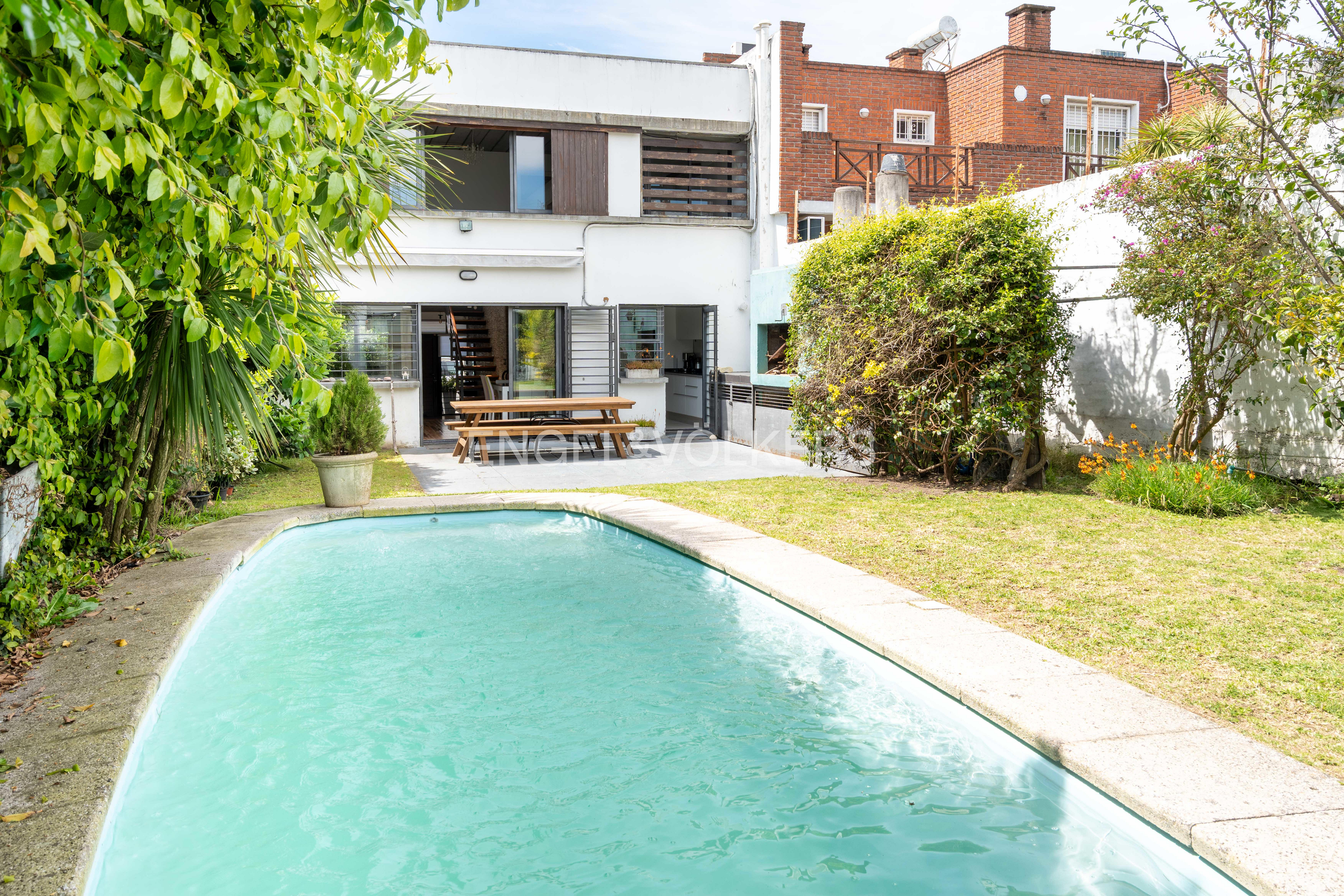 Sale: Designer Residence with Large Lot and Pool, Steps from Parque Batlle