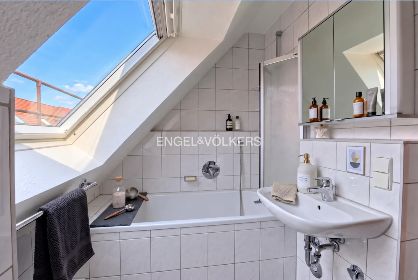 Wohnen auf zwei Ebenen – helle Maisonettewohnung mit Balkon - Photo 3