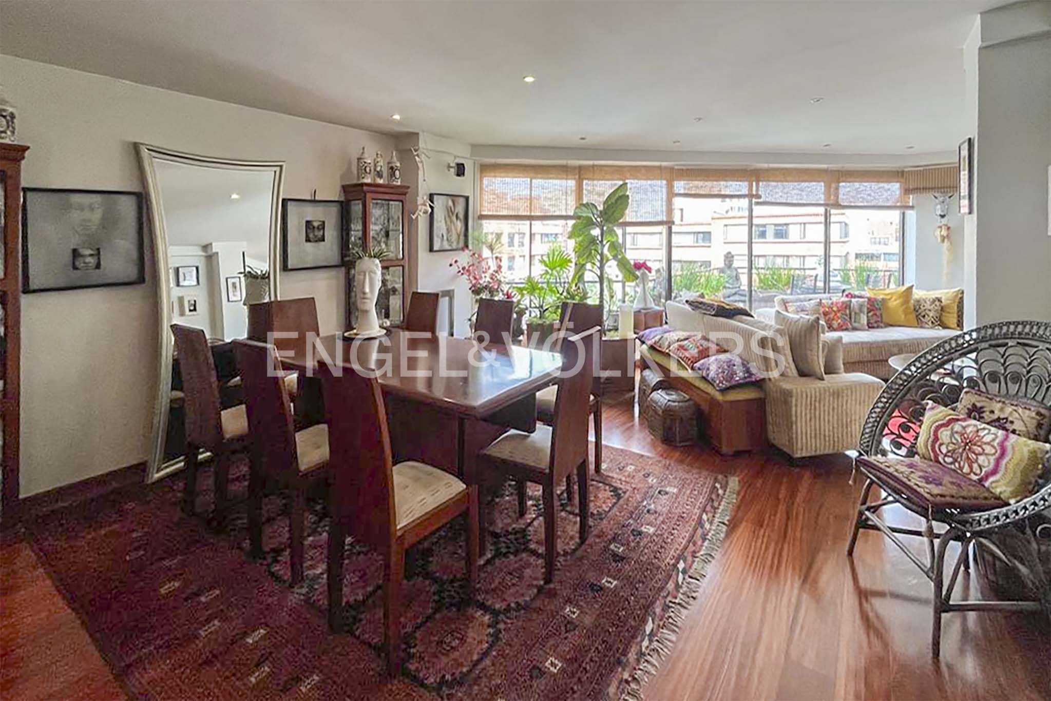 Iluminado apartamento con terraza para venta en Rosales bajo