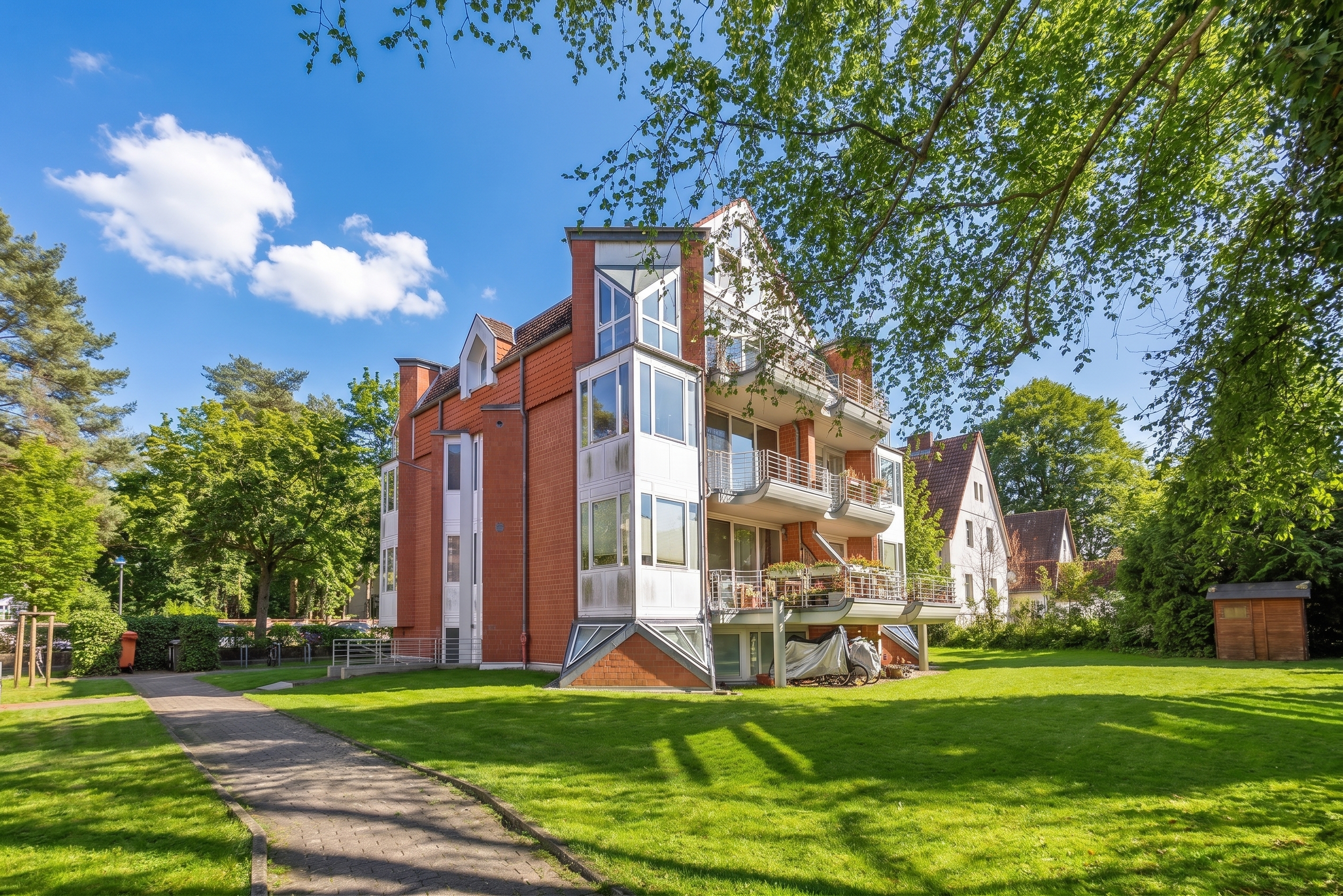 4-Raum-Wohnung mit großem Balkon und Stellplatz vor der Tür