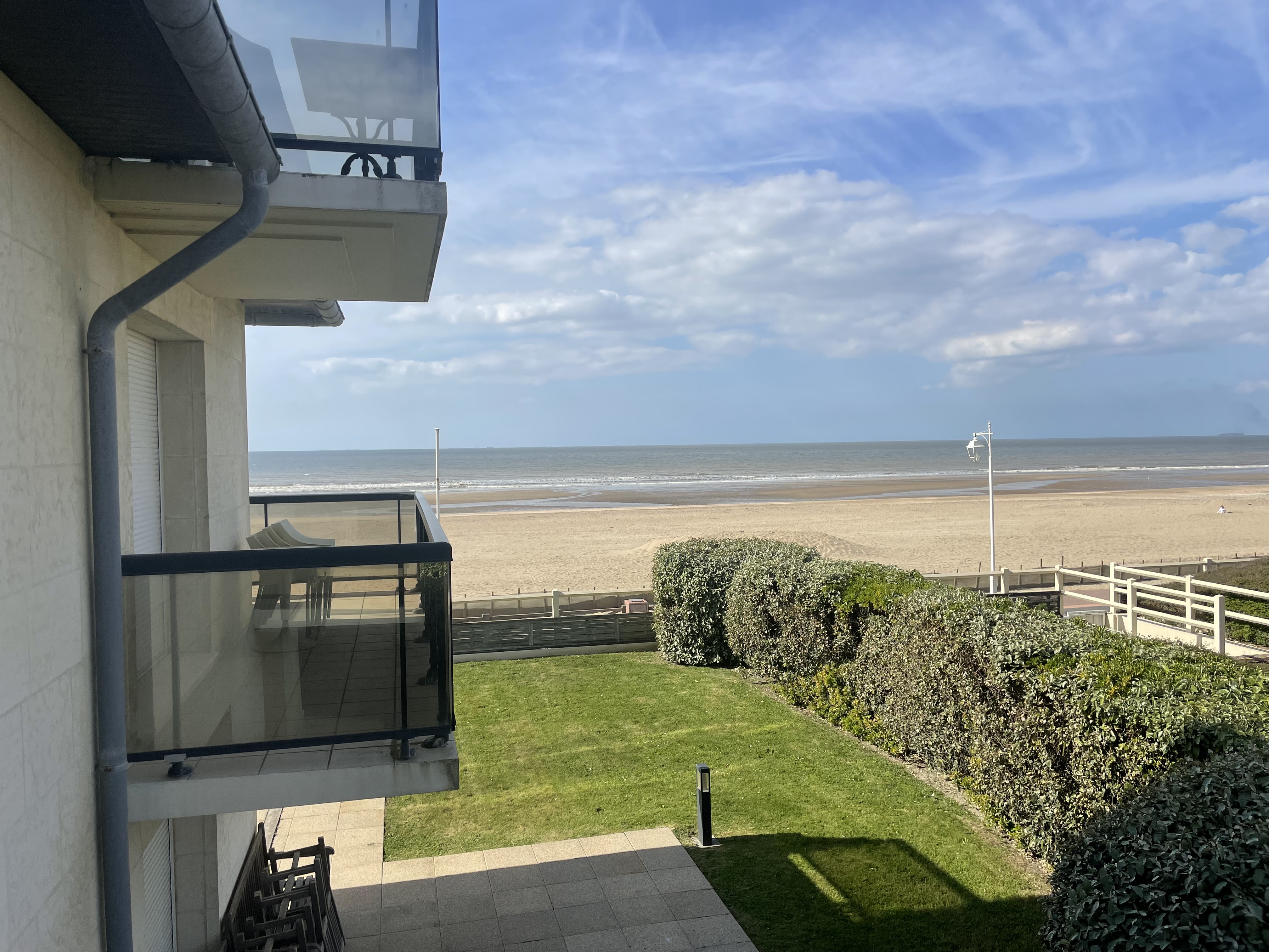 Appartement en front de mer avec accès direct sur la plage de Bénerville