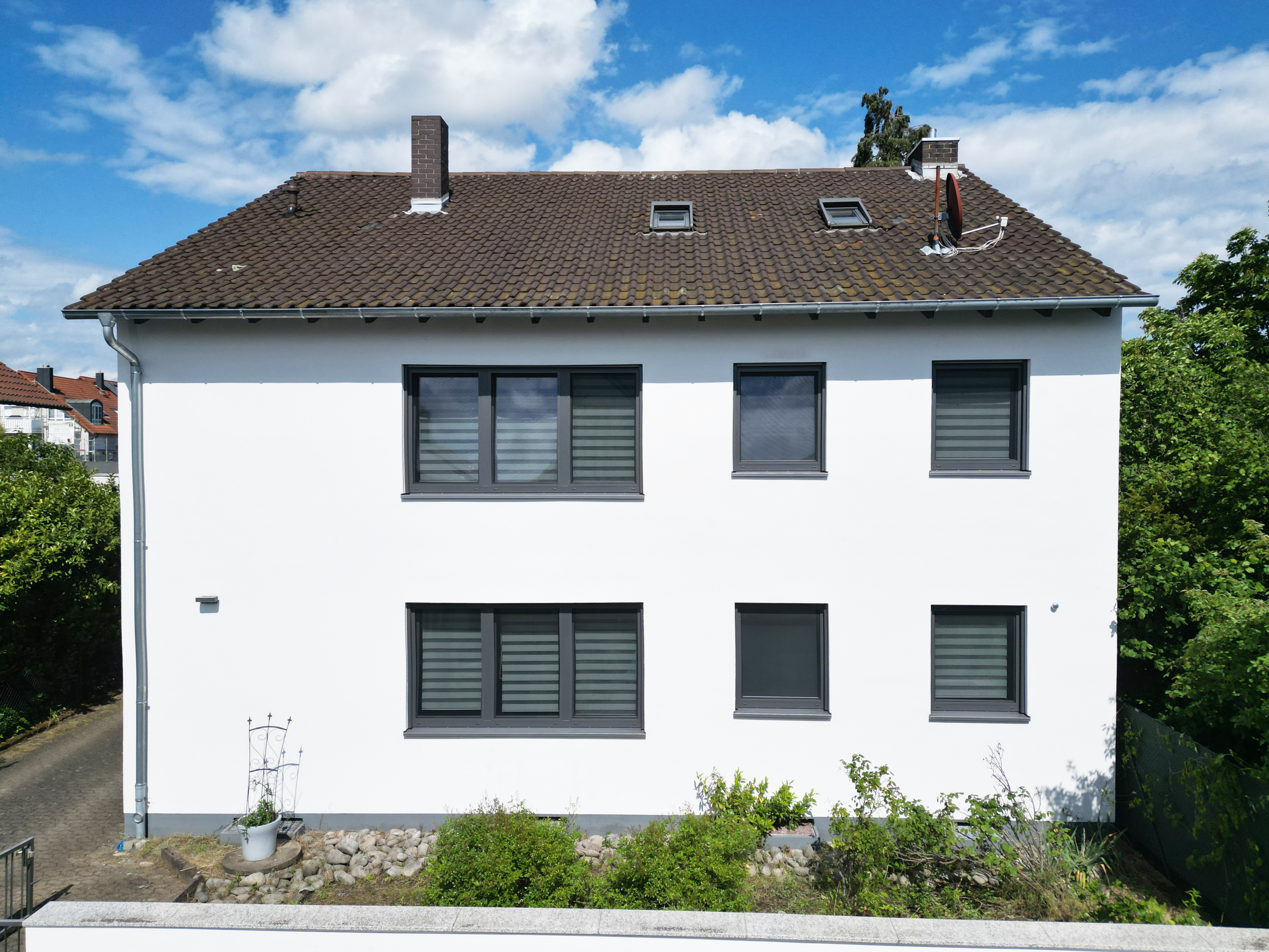 Saniertes Ein- oder Zwei-Familienhaus mit Nebengebäude und drei Garagen