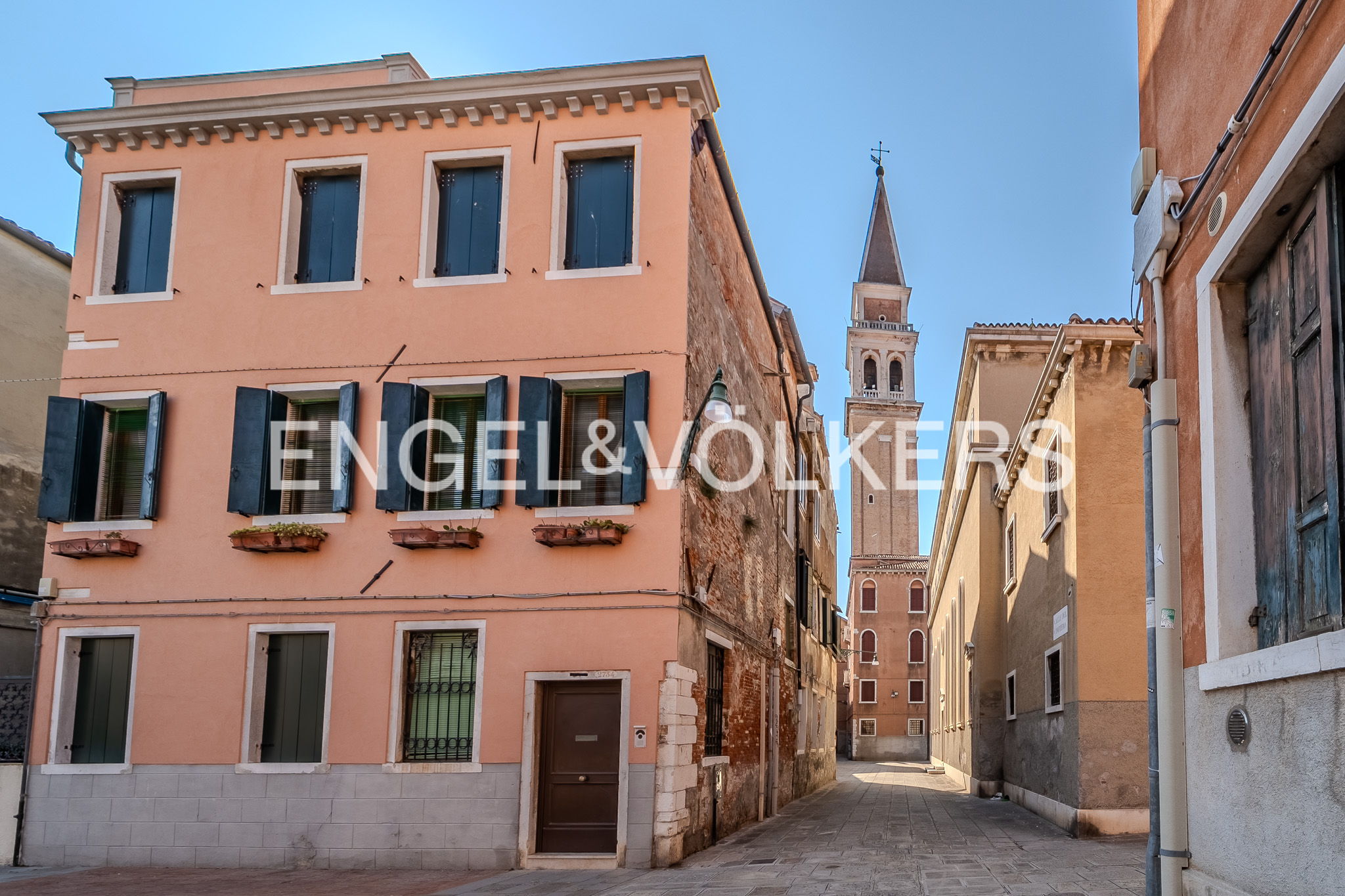 Spacious and bright apartment with a lovely balcony