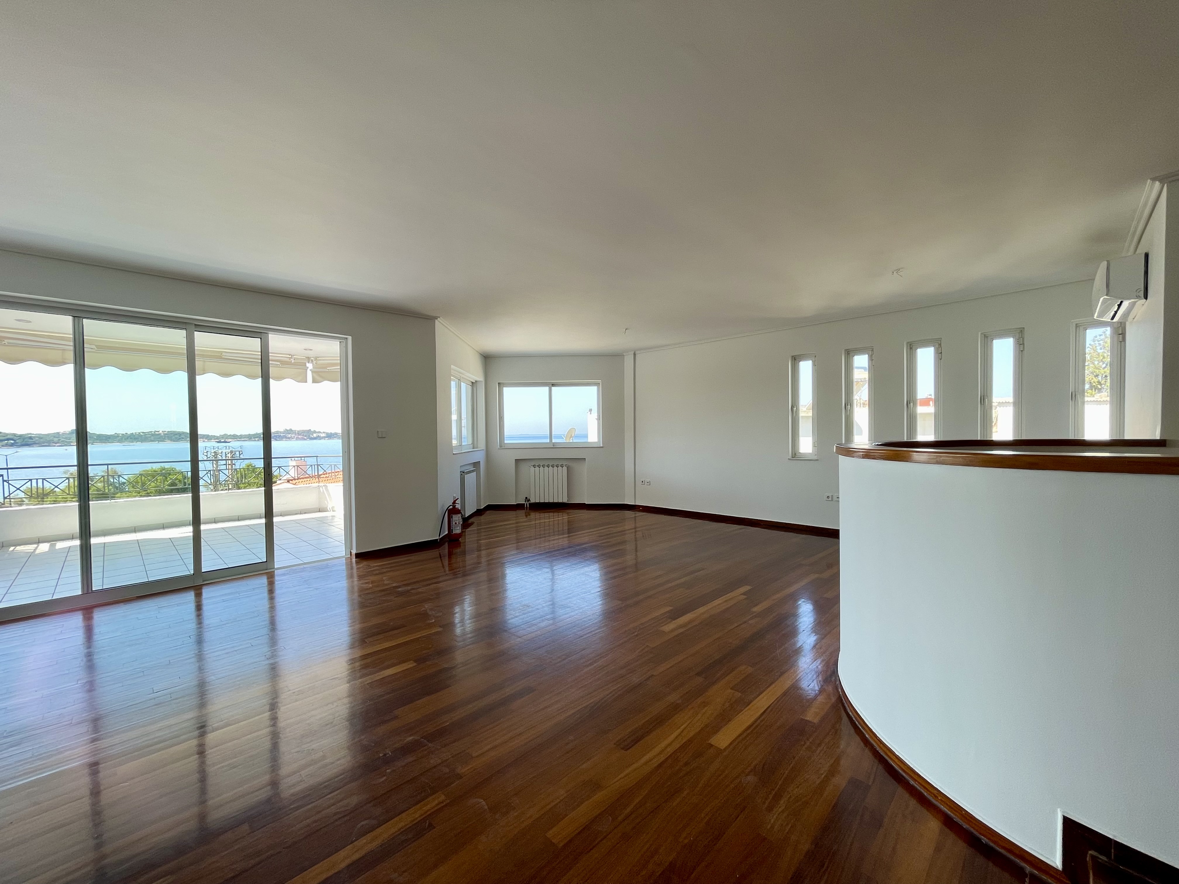 145 sq.m apartment with sea view and parking