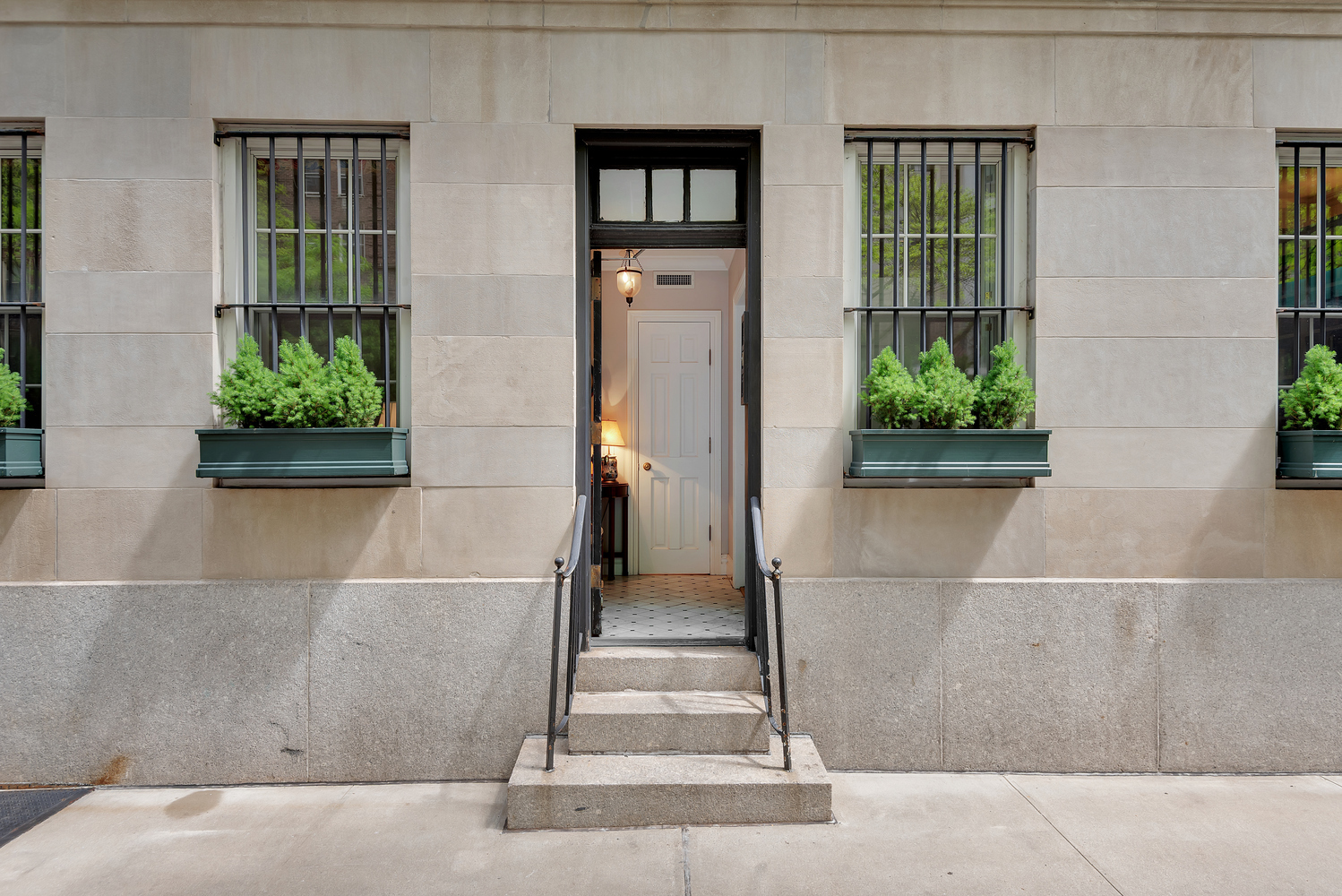 Charming and Versatile 2-Bedroom Maisonette in Carnegie Hill
