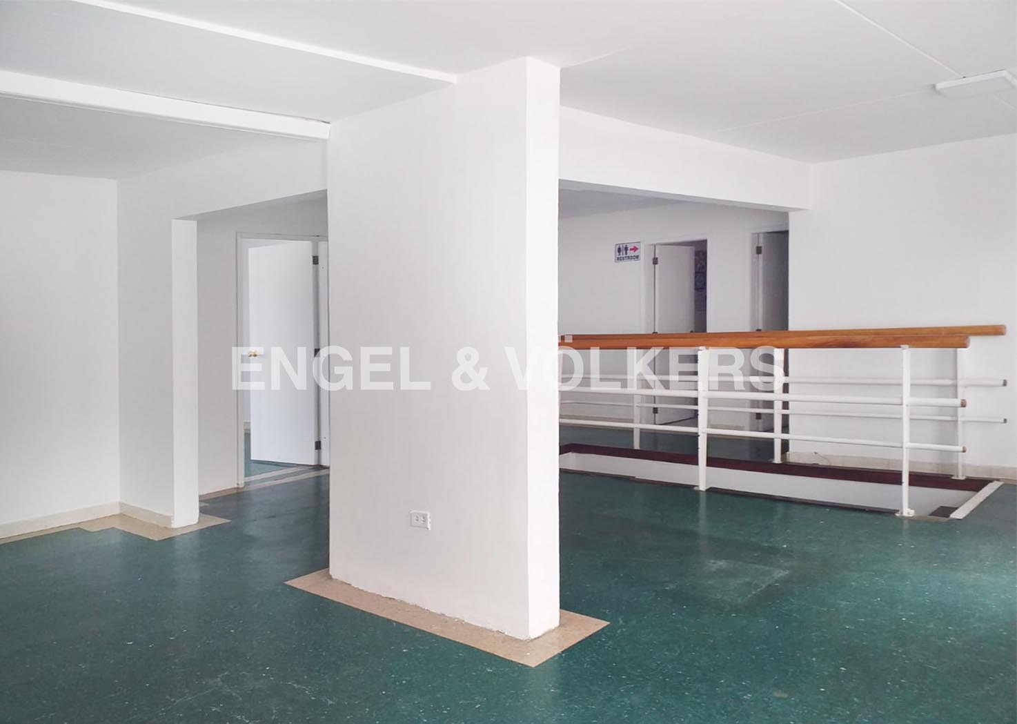 Arriendo local comercial en 2do piso cerca a Atlantis