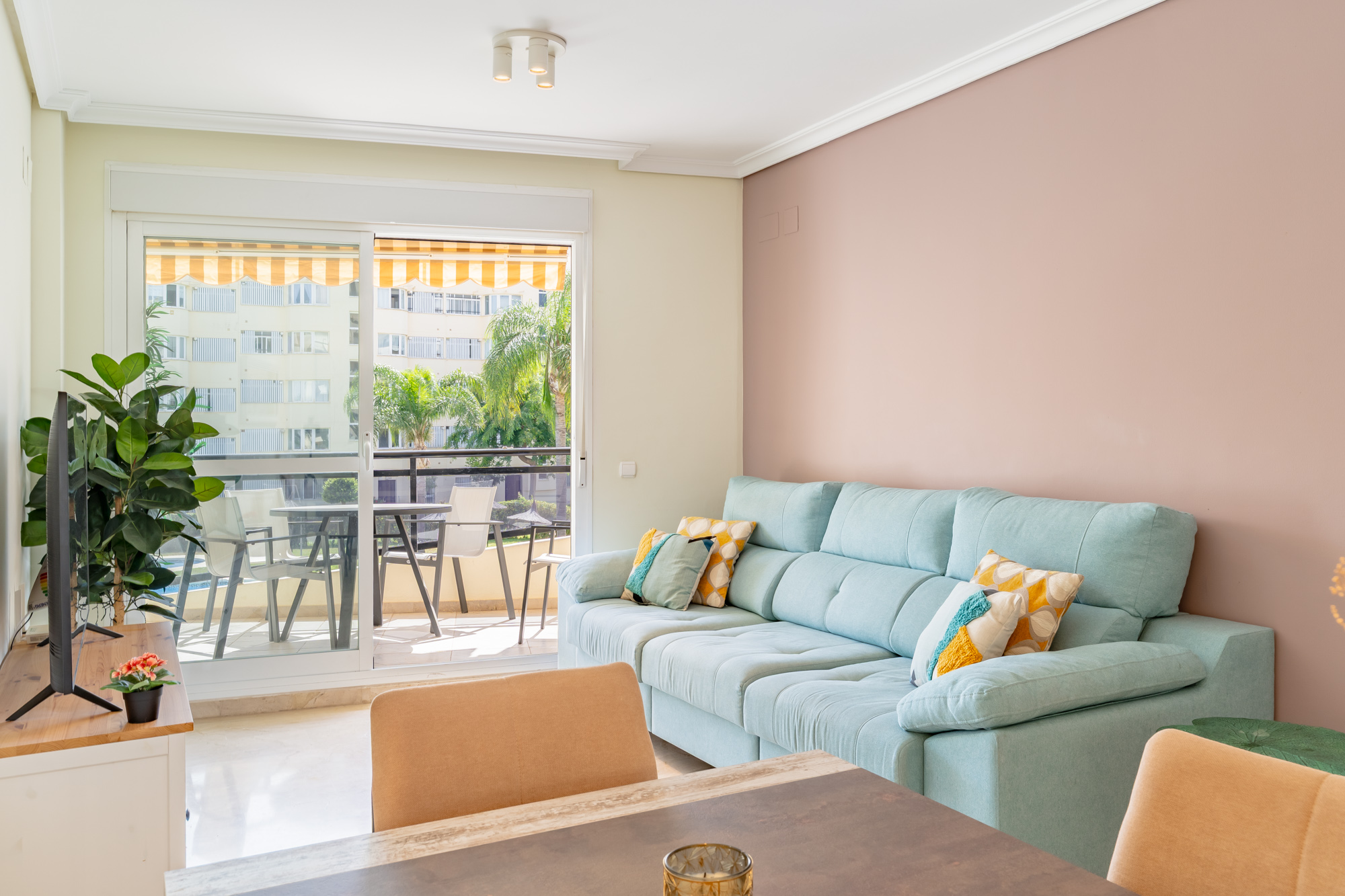 Bright and spacious 3-bedroom apartment with terrace