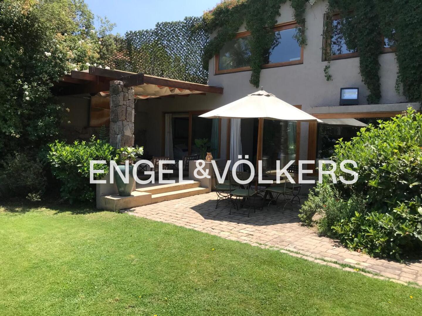 Mediterránea con amplio jardín en Los Nogales