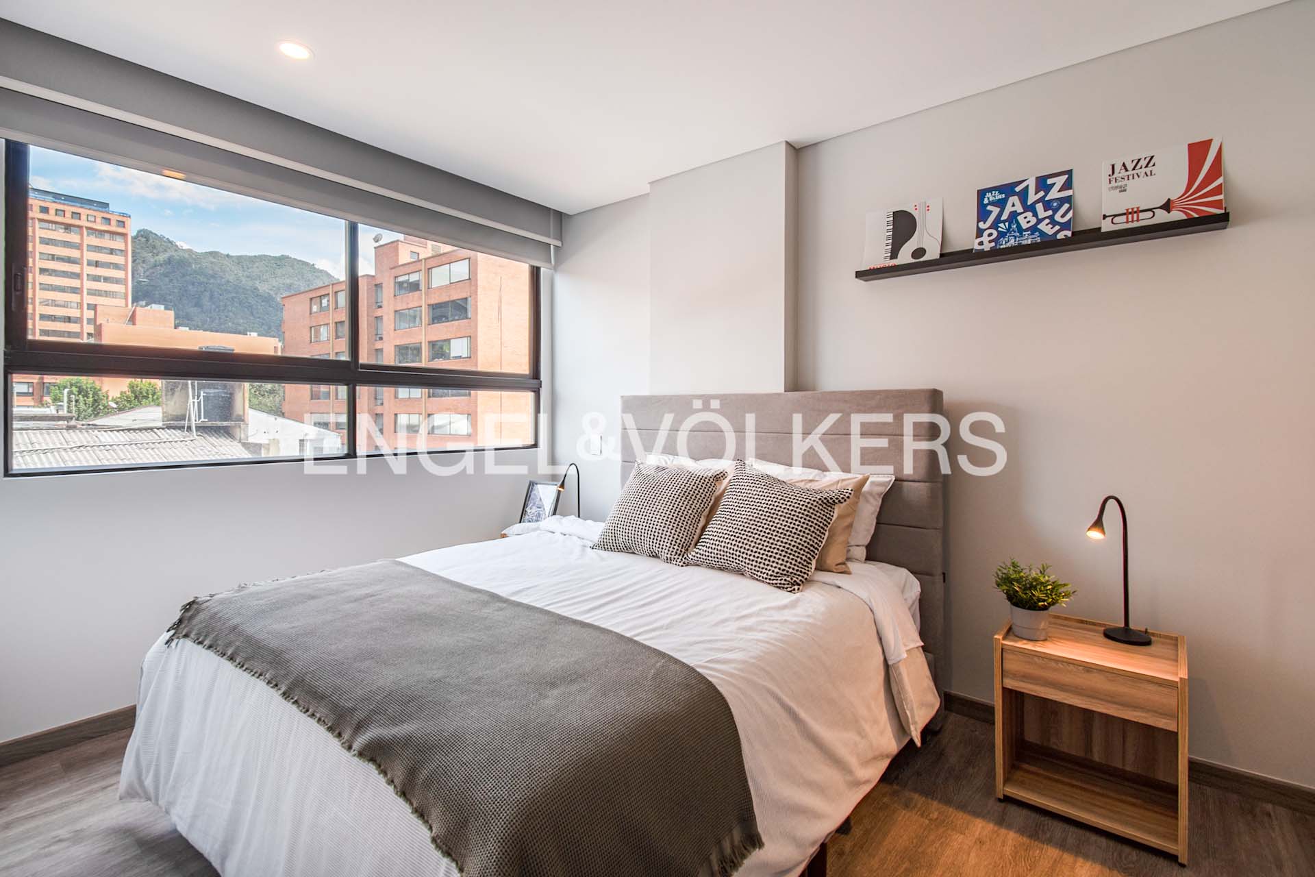 Apartamento amoblado con balcón para arriendo en la 72