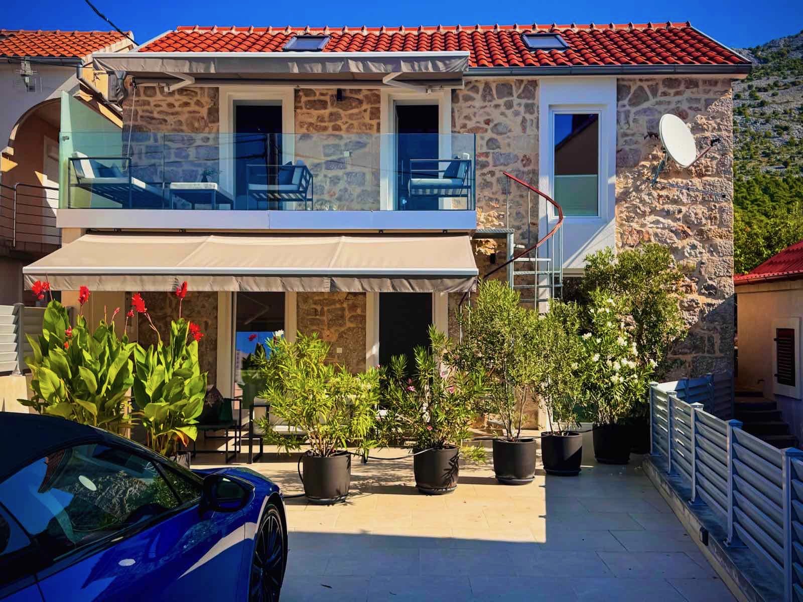 Elegant Seafront House – First Row to the Sea