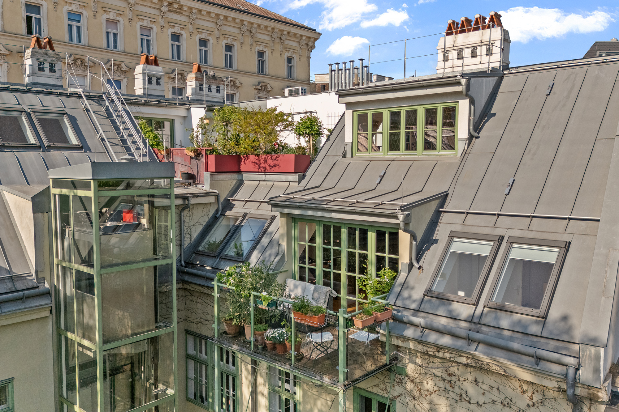 A residential gem in Vienna Neubau – Gorgeous 6-room maisonette with terrace and green rooftop garden