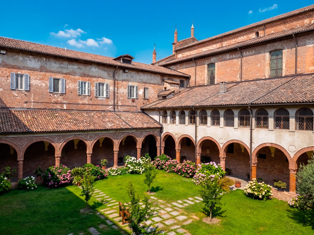 Historic apartment overlooking the 16th-century cloister