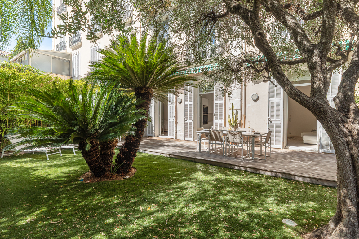 Turnkey bourgeois apartment with garden and garage
