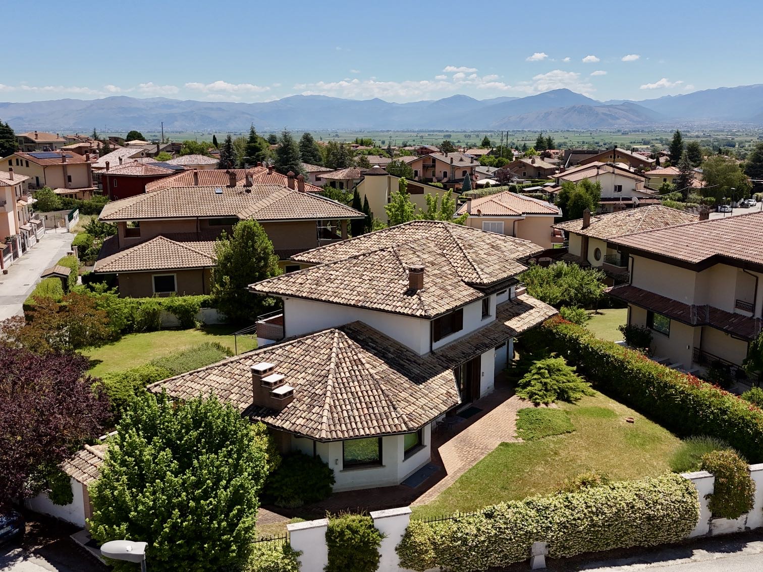 Elegance and Comfort: Prestigious Residence in Avezzano with Panoramic View and Well-kept Garden