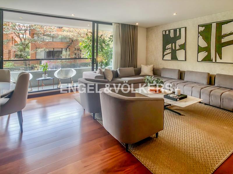 Moderno apartamento amoblado con balcón para arriendo en Chicó