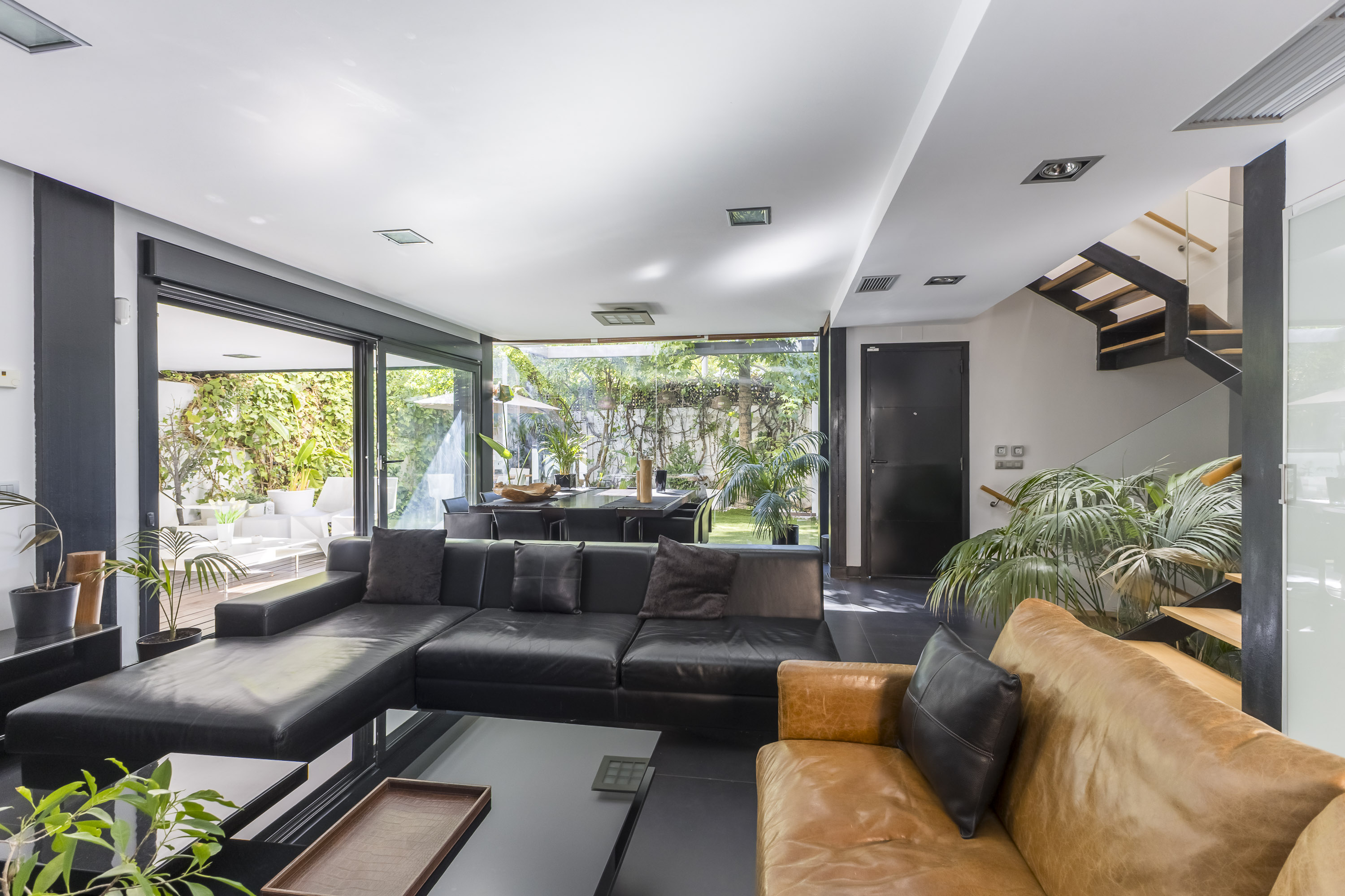 Sofisticado unifamiliar de arquitectura contemporánea con jardín privado, 4 orientaciones y máxima tranquilidad en Conde de Orgaz