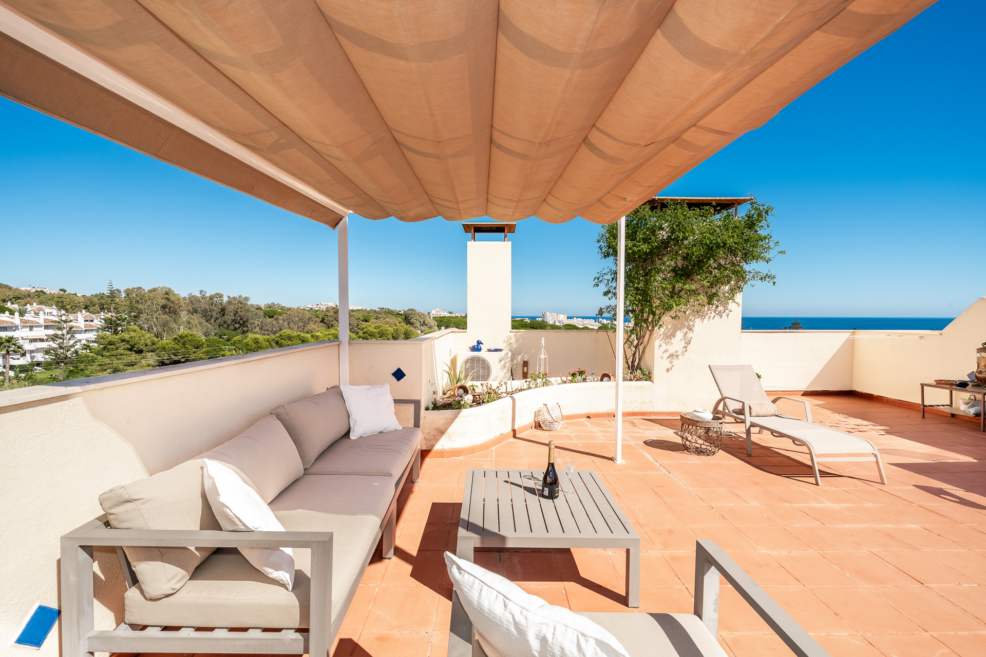 Exceptional penthouse, panoramic sea views, elevator, and beach 3 minutes’ walk away