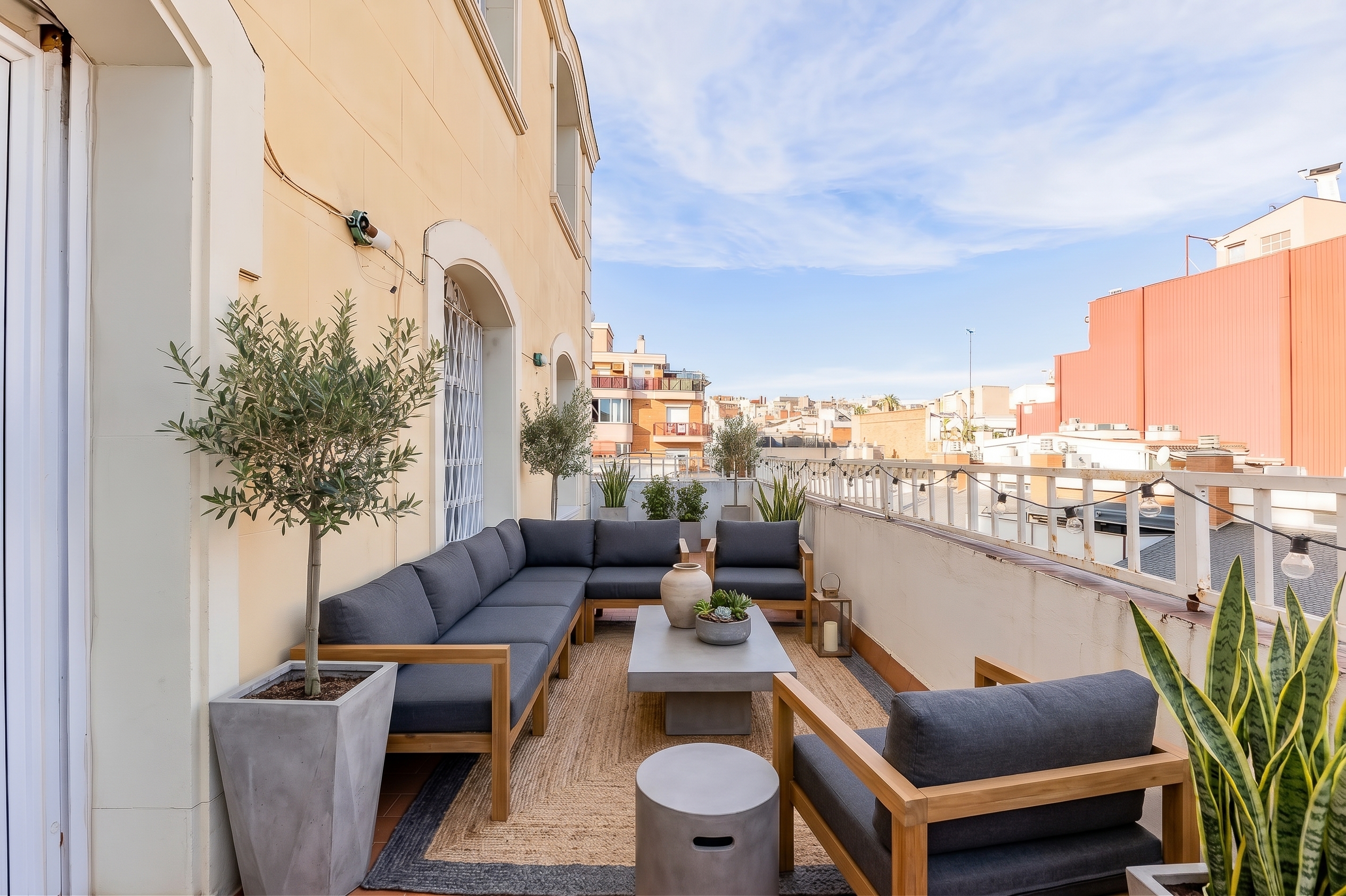 Charming penthouse with private terrace to renovate in the Putxet area [AI-modified]