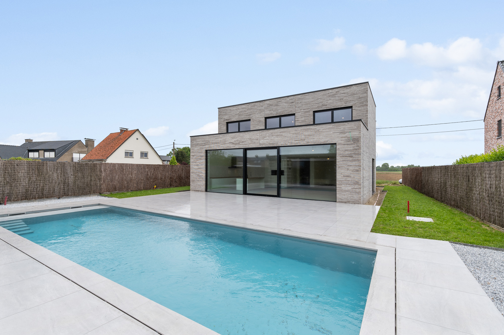 Nieuwbouwwoning met zwembad en poolhouse