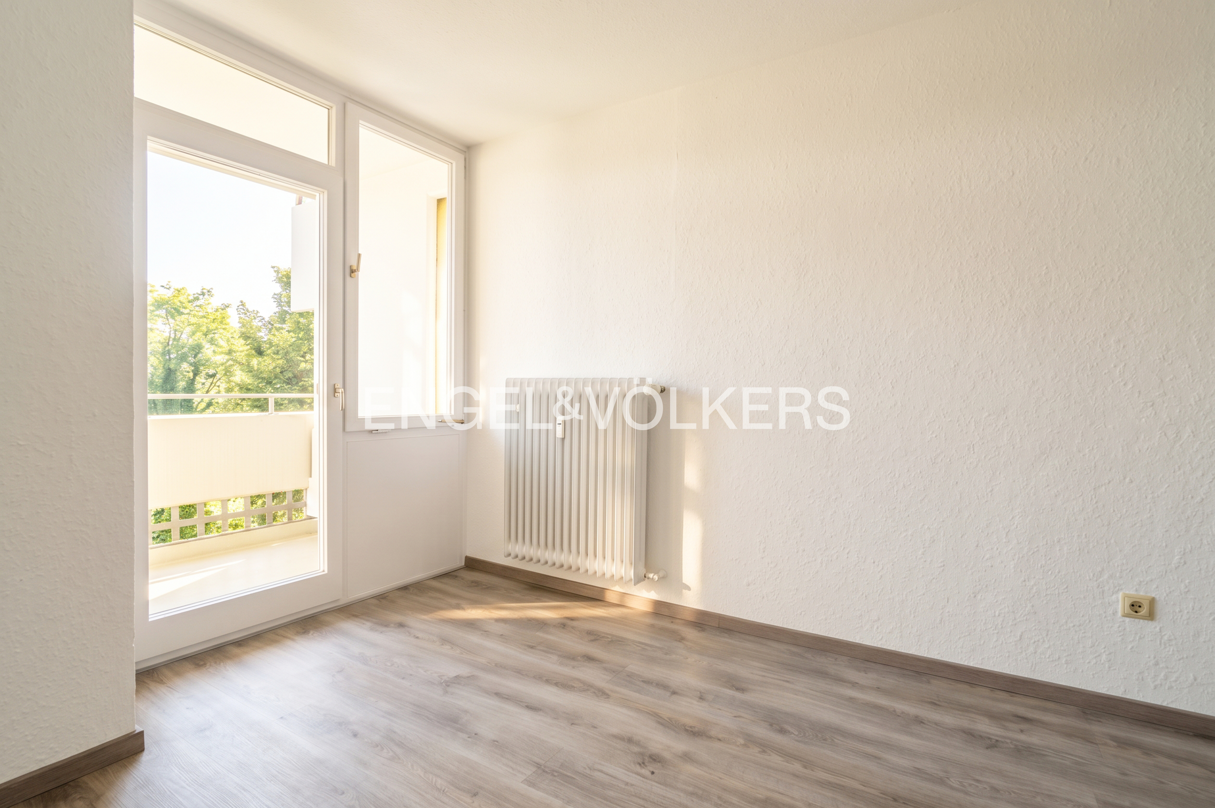 Kompakt in der Größe, überzeugend im Wohngefühl: Modernisiertes Apartment mit Balkon