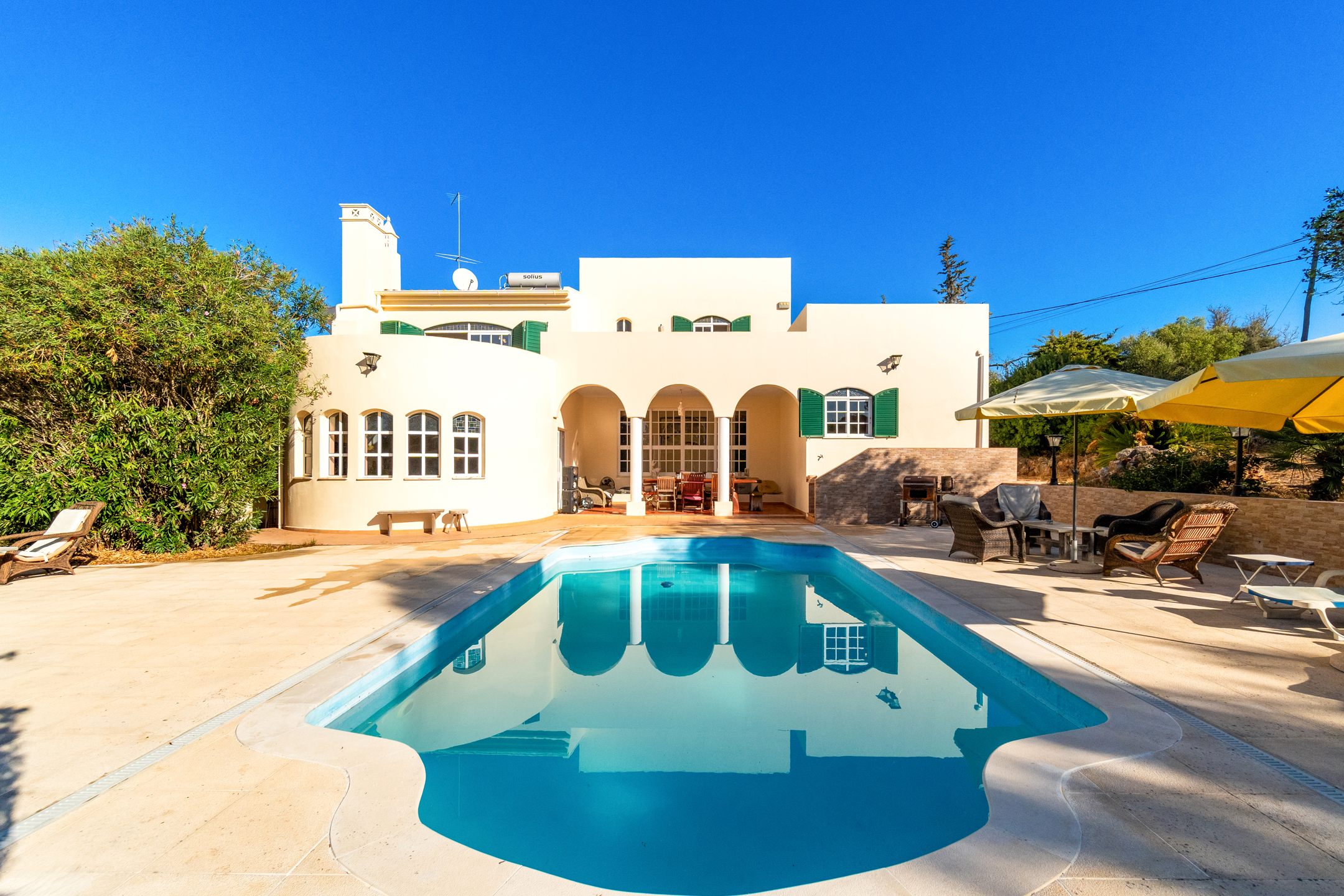 Charming 4-Bedroom Villa with Independent Living Areas and Pool near Amendoeira Golf Resort