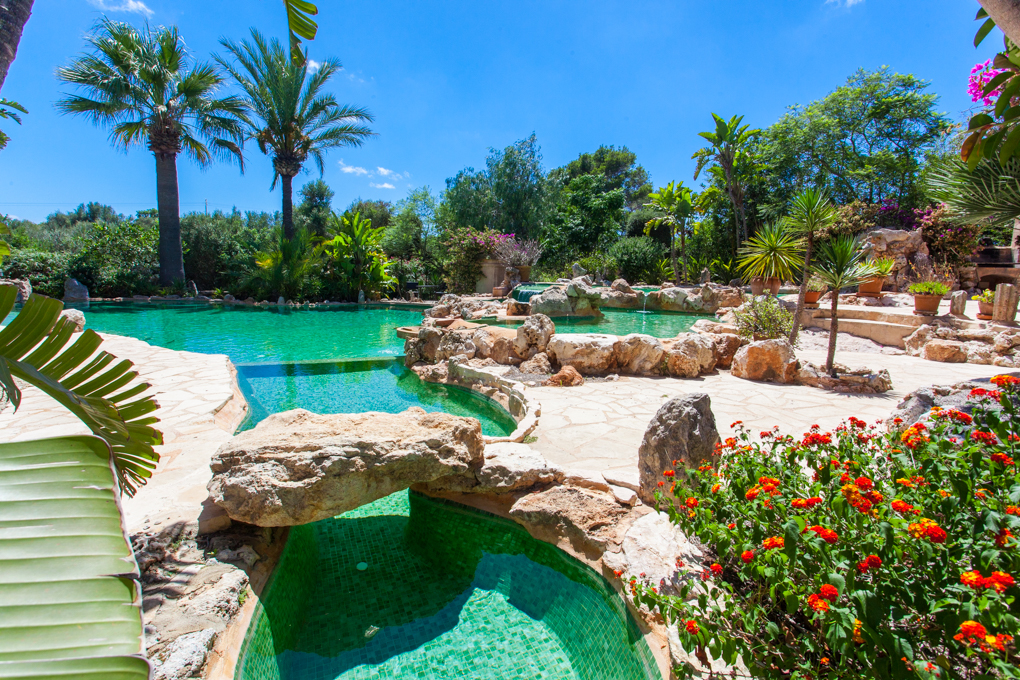 Authentic finca ensemble with rental license