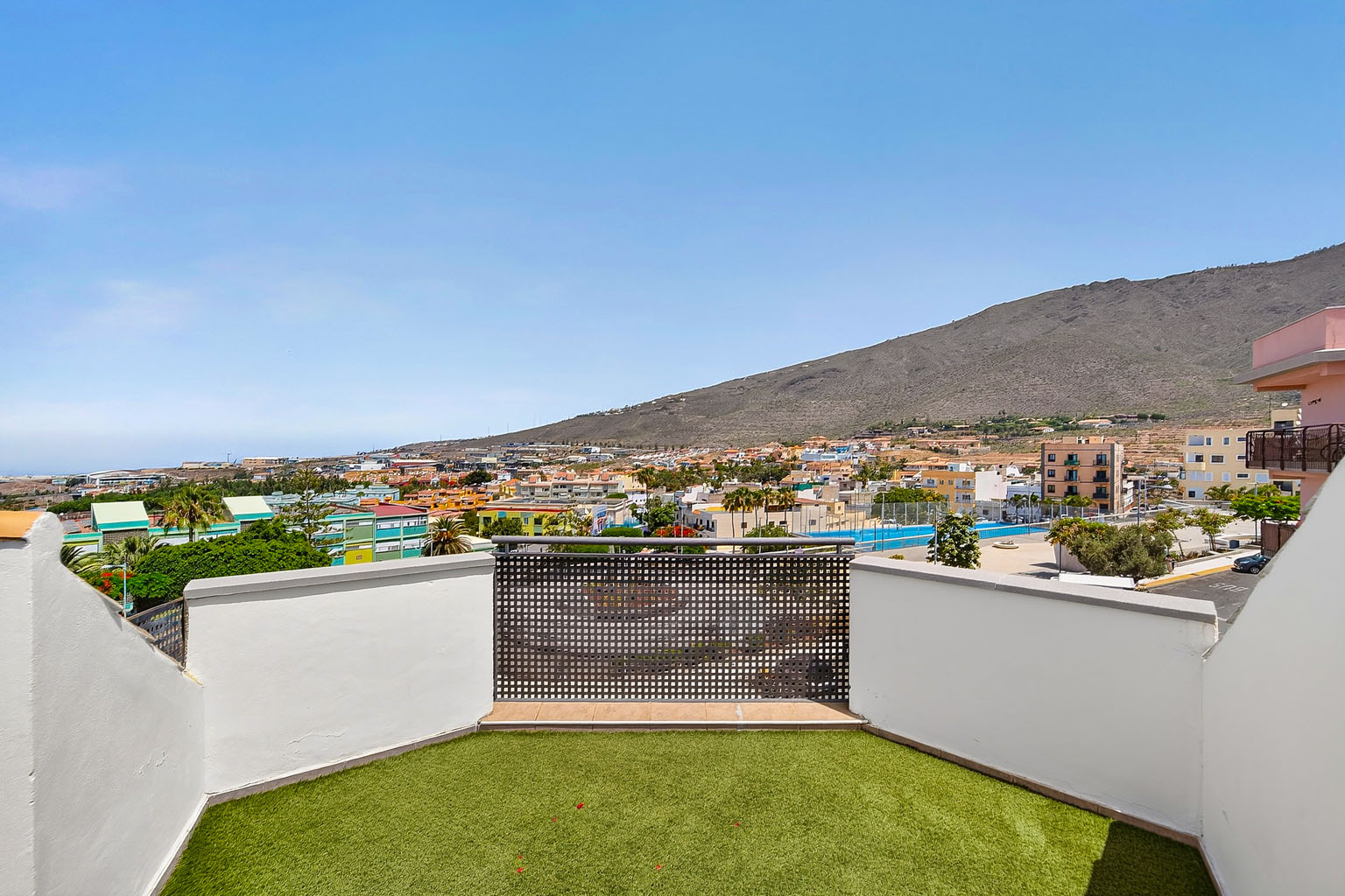 Àtic dúplex reformat amb terrasses privades al cor d’Adeje