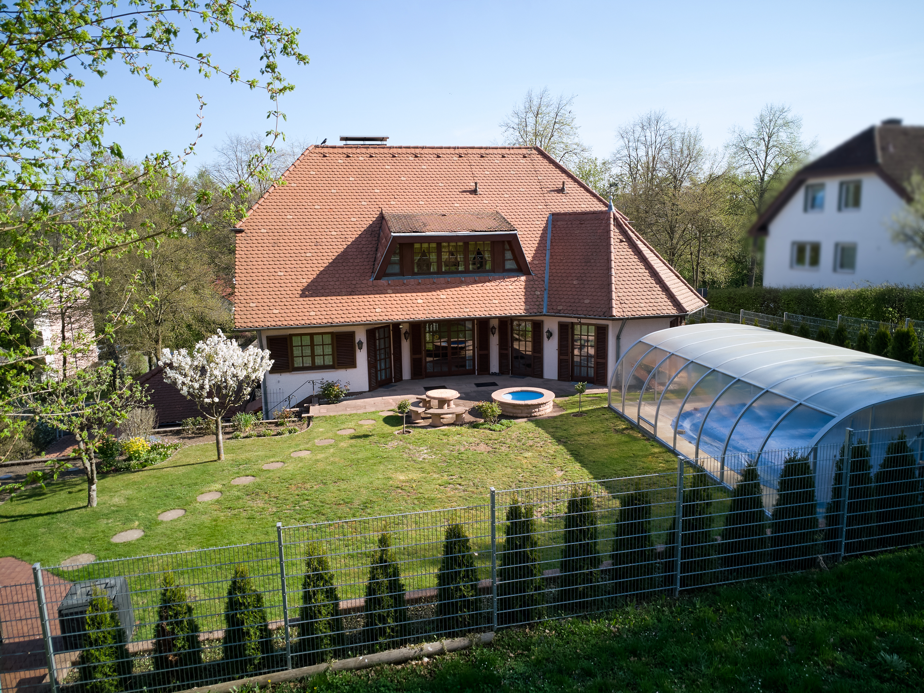 Ihr neues Zuhause mit Charme: Landhausidylle mit Pool und Gartenparadies