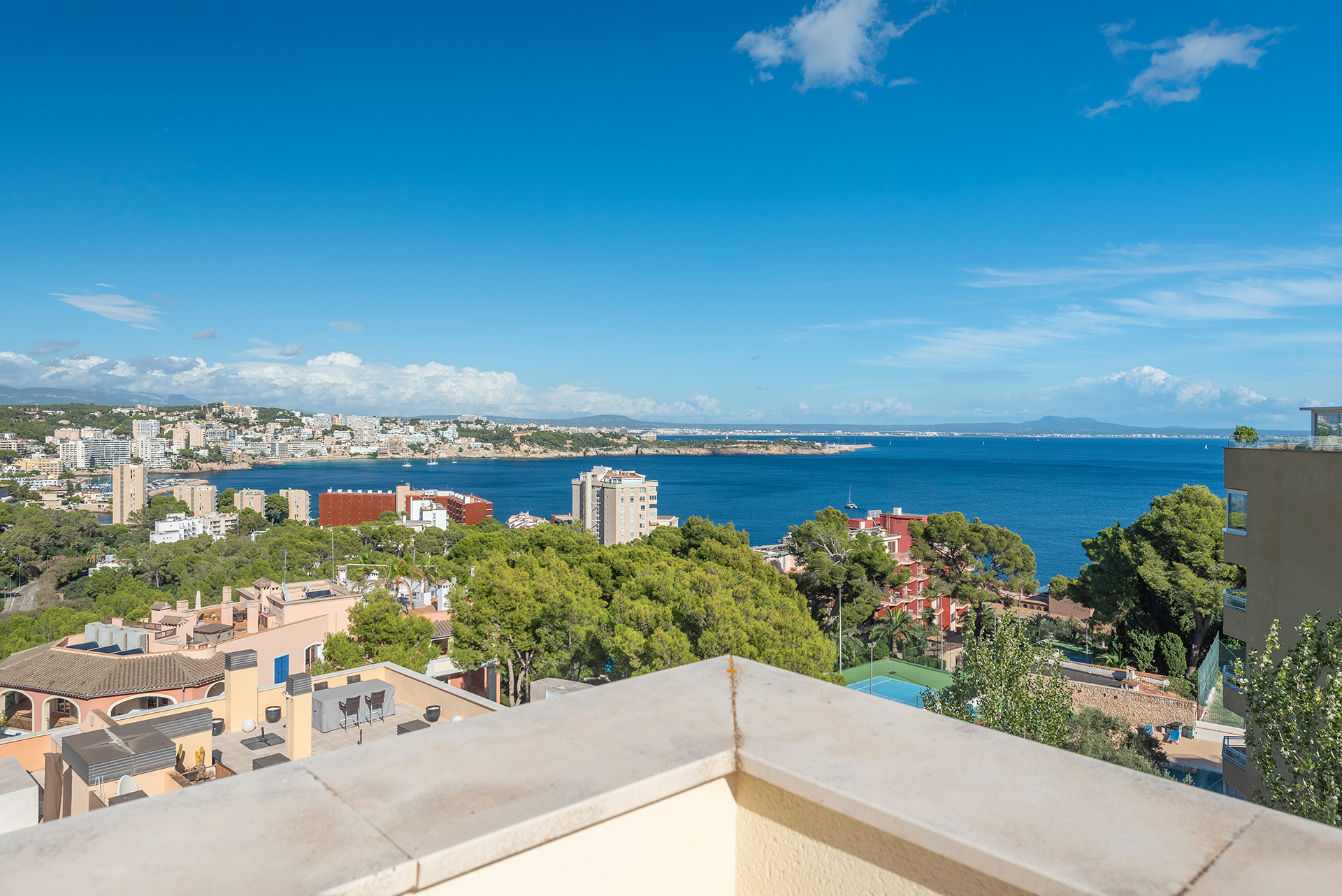 Penthouse in Bendinat with stunning views of the sea and bay