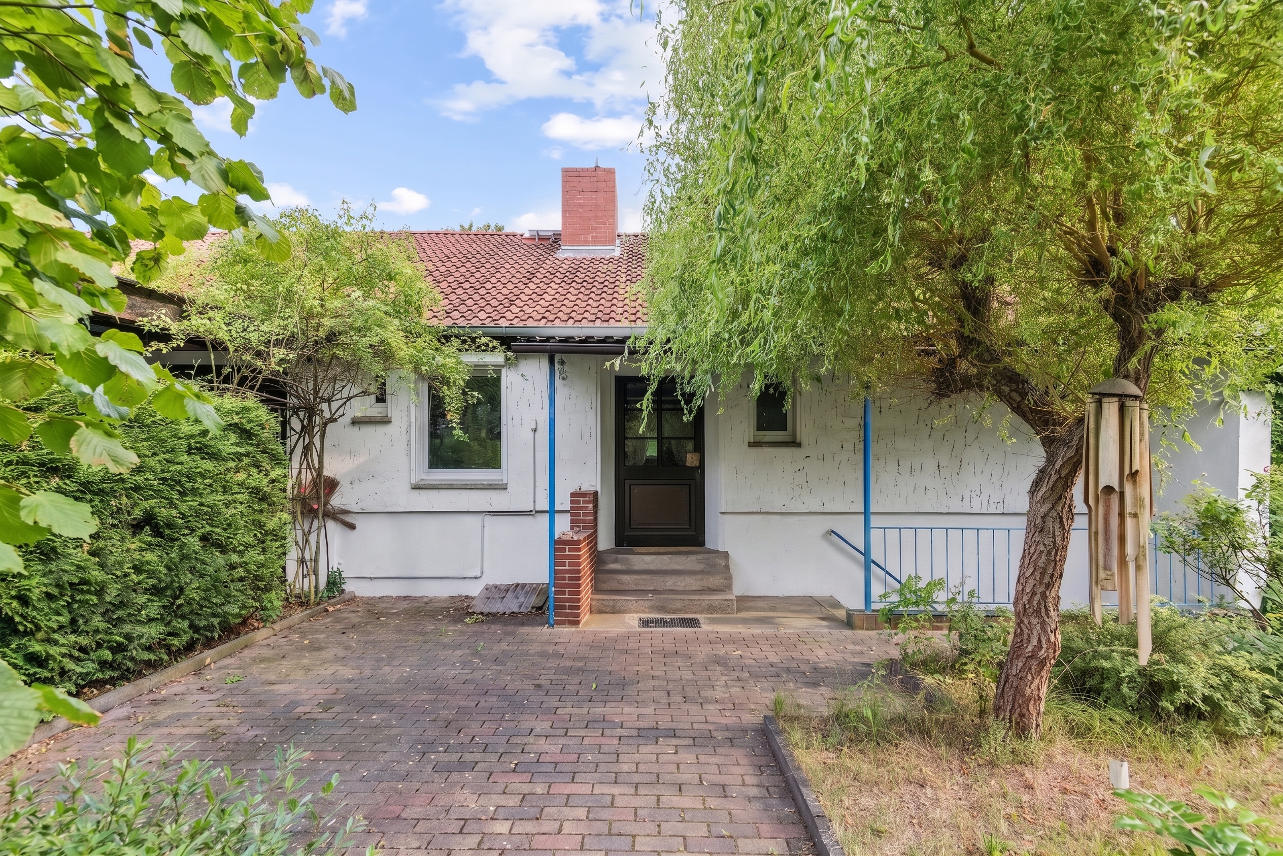 Vollunterkellertes Wohnhaus mit Garten & Garage [AI-modified]